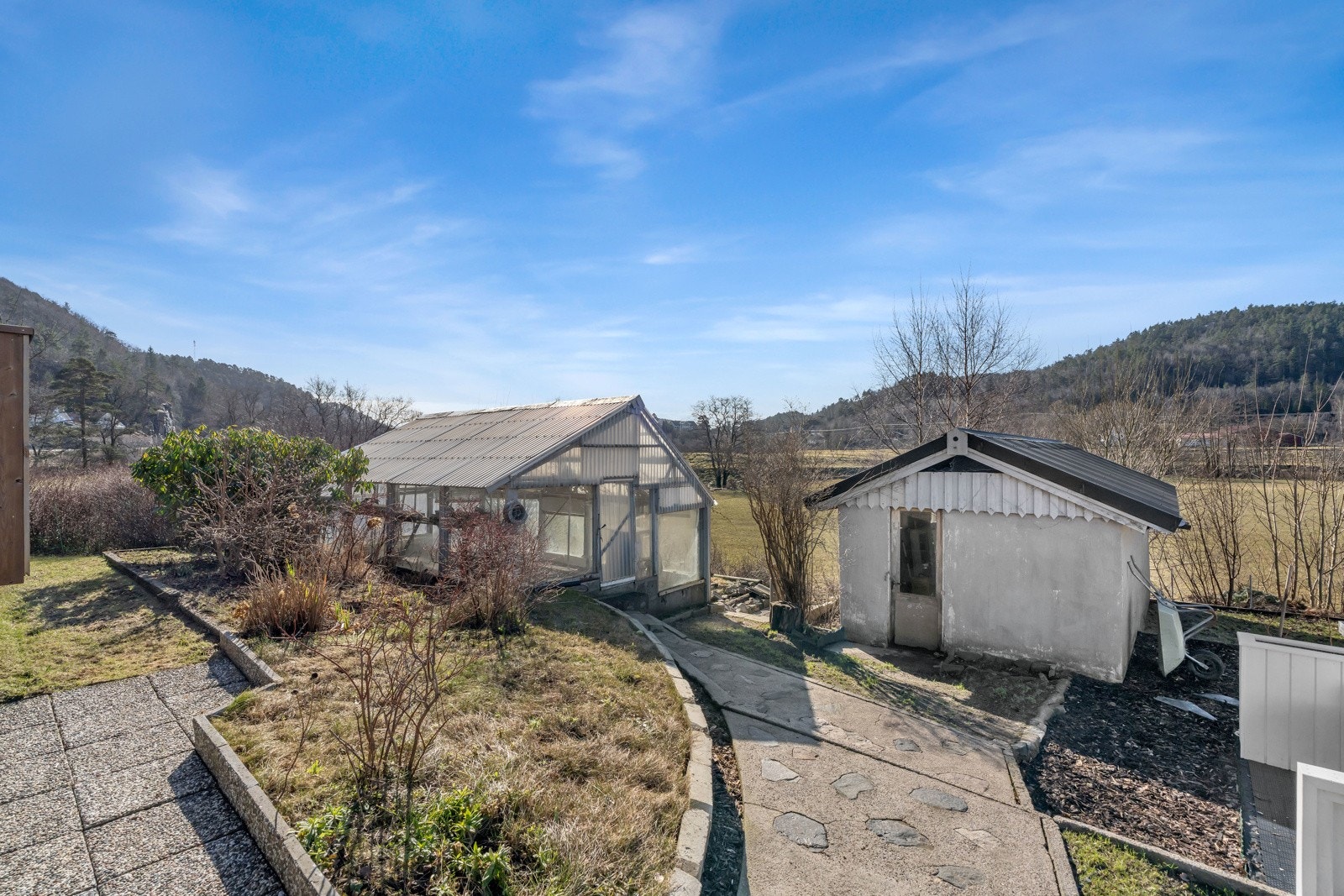 Tomten er på hele 2338 kvm og har drivhus og uthus. Galleribilde