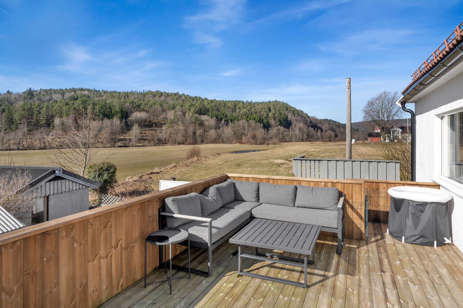 God plass til sittegruppe, grill etc på den usjenerte terrassen. Galleribilde