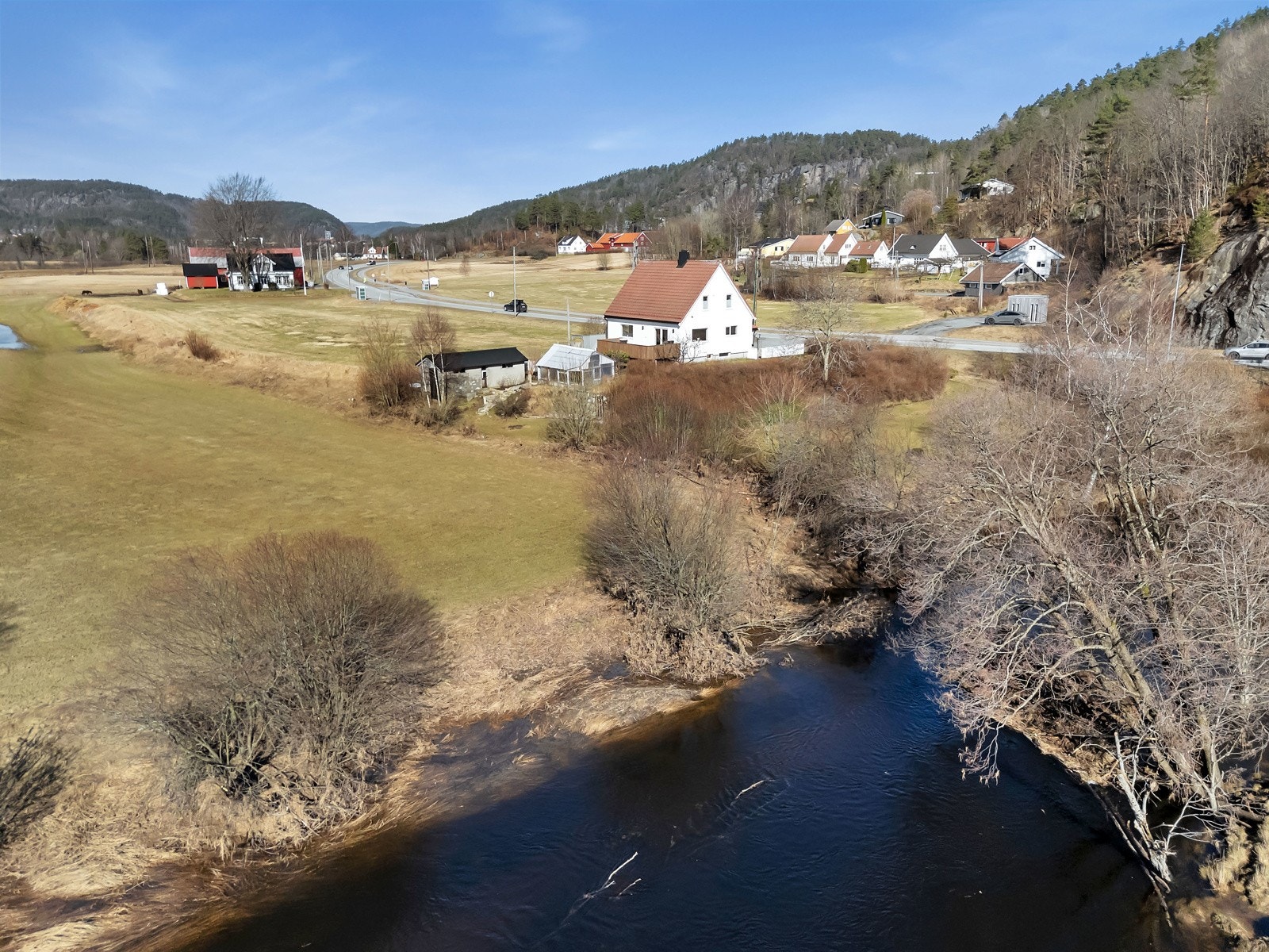 Boligen ligger i landlige og idylliske omgivelser nær Nodeland sentrum. Galleribilde