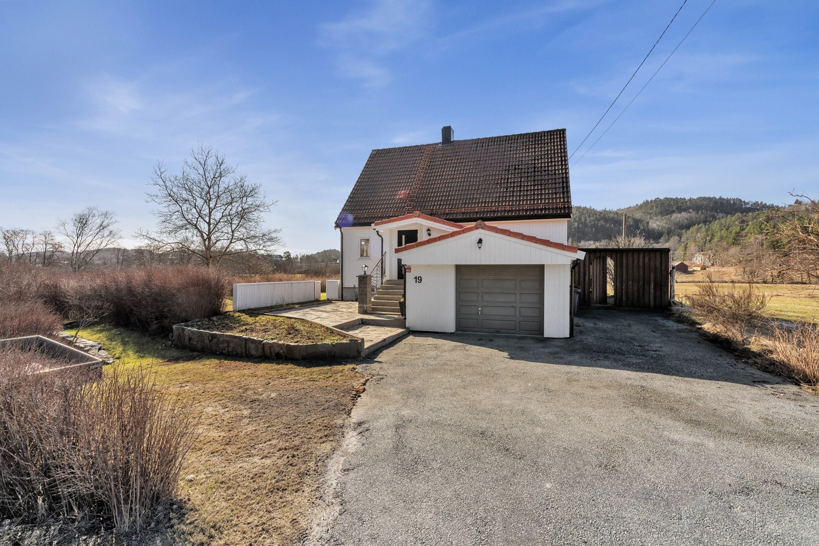 Inngansparti, garasje og gårdsplass med biloppstillingsplasser. Galleribilde