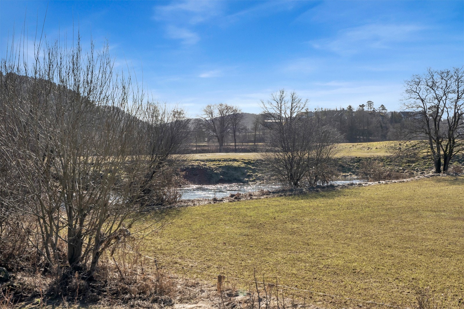 Eiendommen grenser til Songdalselva. Galleribilde