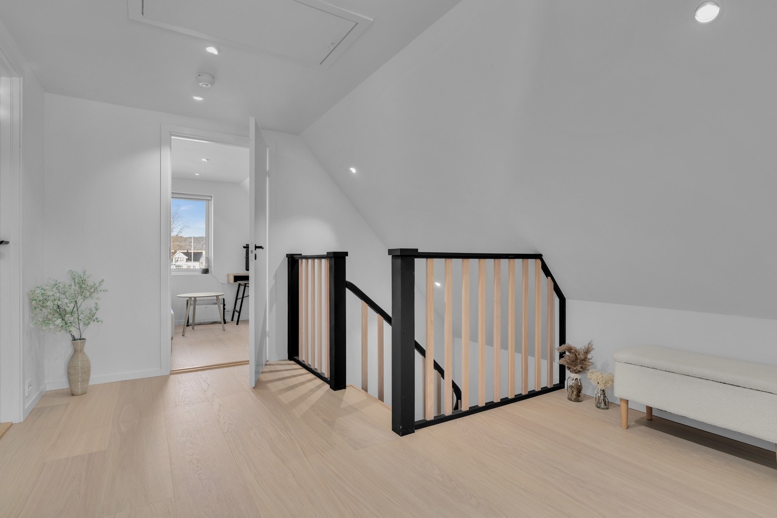 Trappegang med downlights. Galleribilde