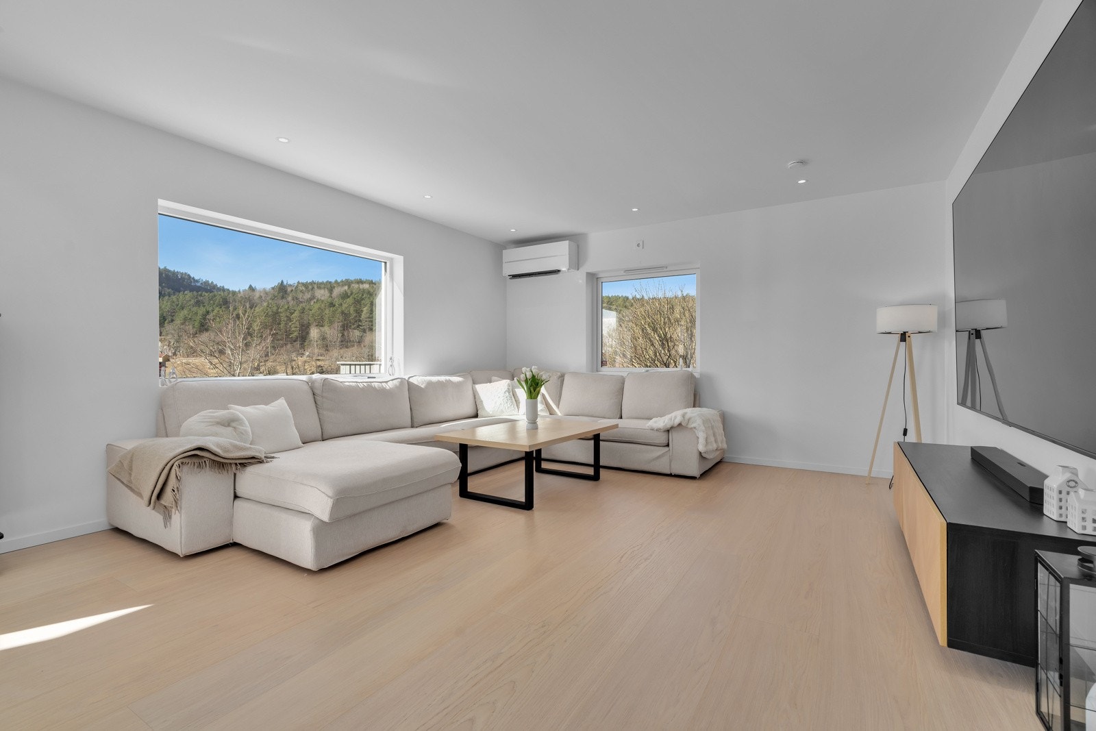 Nye gulv, vegger og himling med downlights. Galleribilde