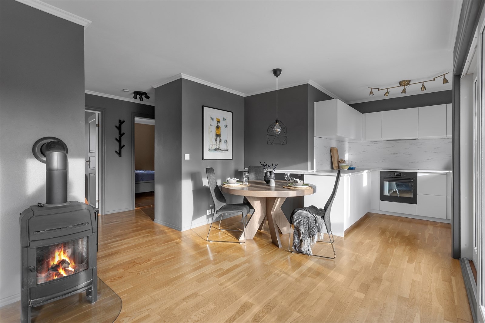 Lys og romslig stue med et moderne og tidløst fargevalg, som enkelt lar deg innrede med både salong og spisestuemøblement i naturlig definerte soner. Galleribilde