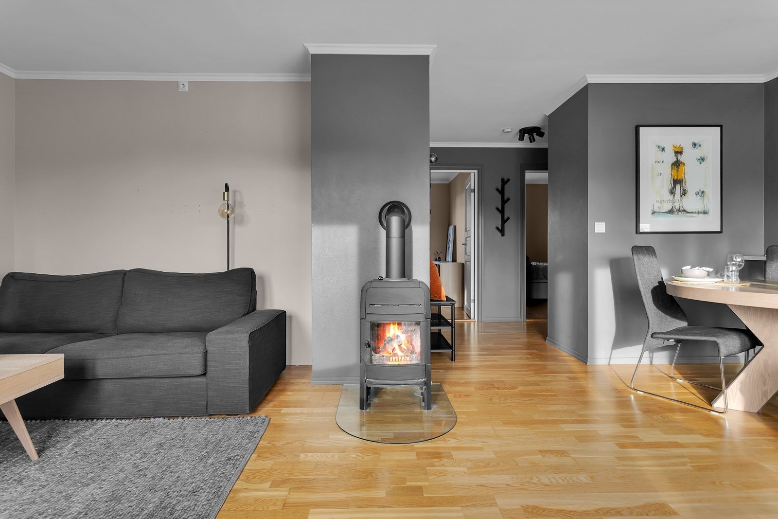 Vedovnen fra 2022 gir både en lun varme og en hyggelig stemning, spesielt på kalde høst- og vinterkvelder. Galleribilde