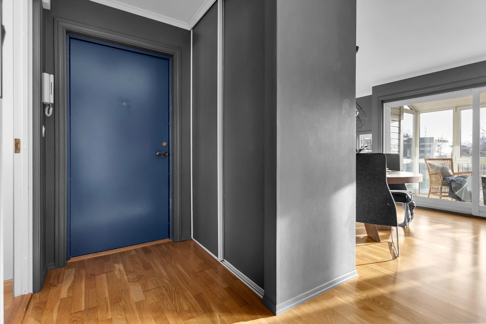 Velkommen til en innbydende entré som gir et godt førsteinntrykk av boligen! Her finner du et praktisk callinganlegg strategisk plassert ved inngangsdøren, samt en romslig skyvedørsgarderobe. Galleribilde