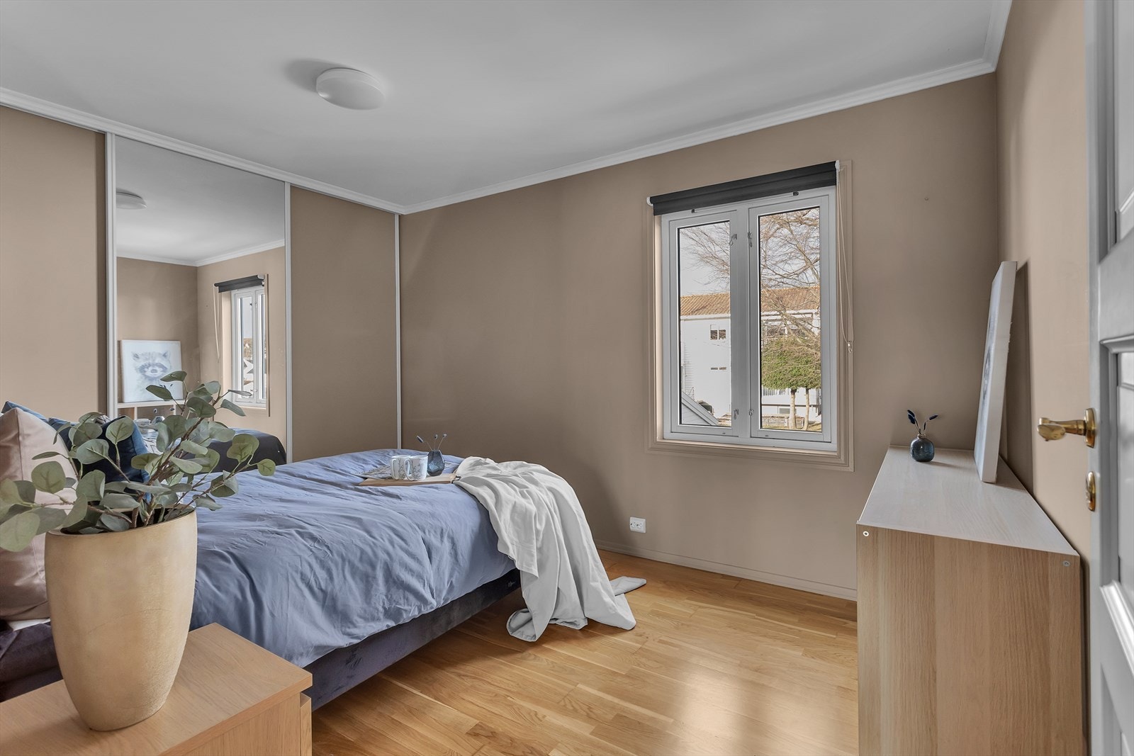 Hovedsoverommet er spesielt romslig og har rikelig plass til dobbeltseng, samt en stor skyvedørsgarderobe med speil som både utnytter plassen godt og bidrar til et elegant uttrykk. Galleribilde