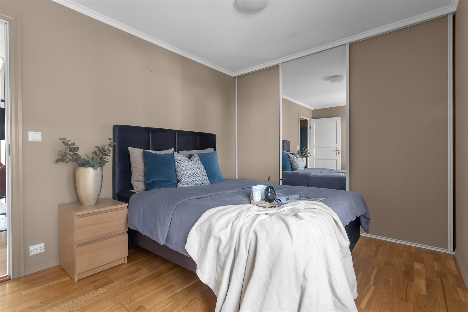 Boligen byr på to romslige og funksjonelle soverom med lune og harmoniske fargevalg. Galleribilde