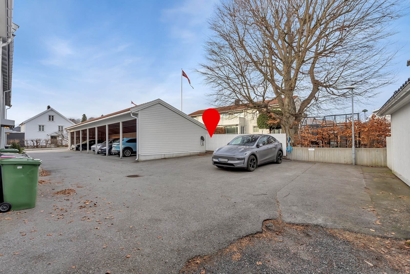 Fast parkeringsplass med elbil lader. Galleribilde