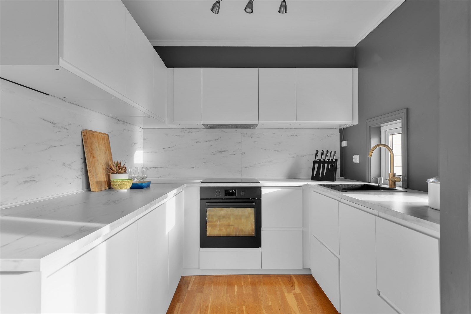 Moderne og stilrent kjøkken fra 2018 med glatte fronter som gir et tidløst uttrykk. Kjøkkenet tilbyr rikelig med både skap- og benkeplass, noe som gjør det både praktisk og funksjonelt. Integrerte hvitevarer i form av platetopp, stekeovn og oppvaskmaskin. Galleribilde