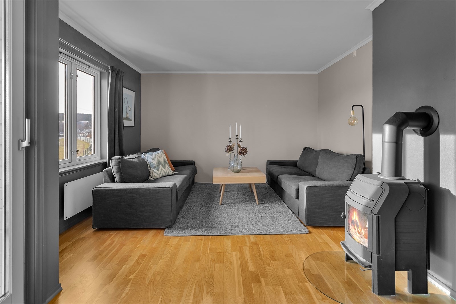 Store vindusflater slipper inn rikelig med naturlig lys og skaper en luftig og behagelig atmosfære. Galleribilde