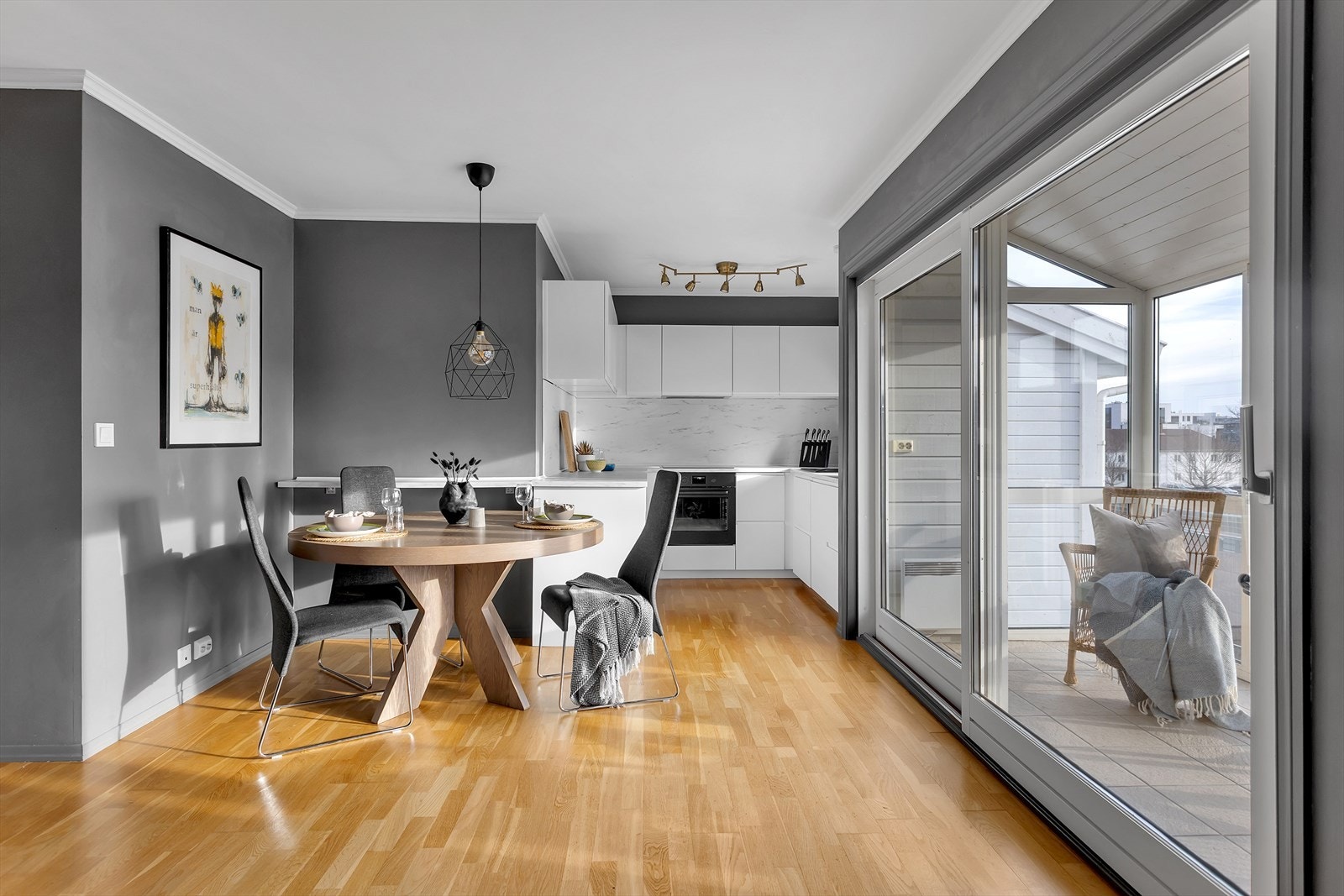 Den åpne og gjennomgående løsningen mellom stue og kjøkken sørger for en sømløs flyt mellom rommene. Galleribilde