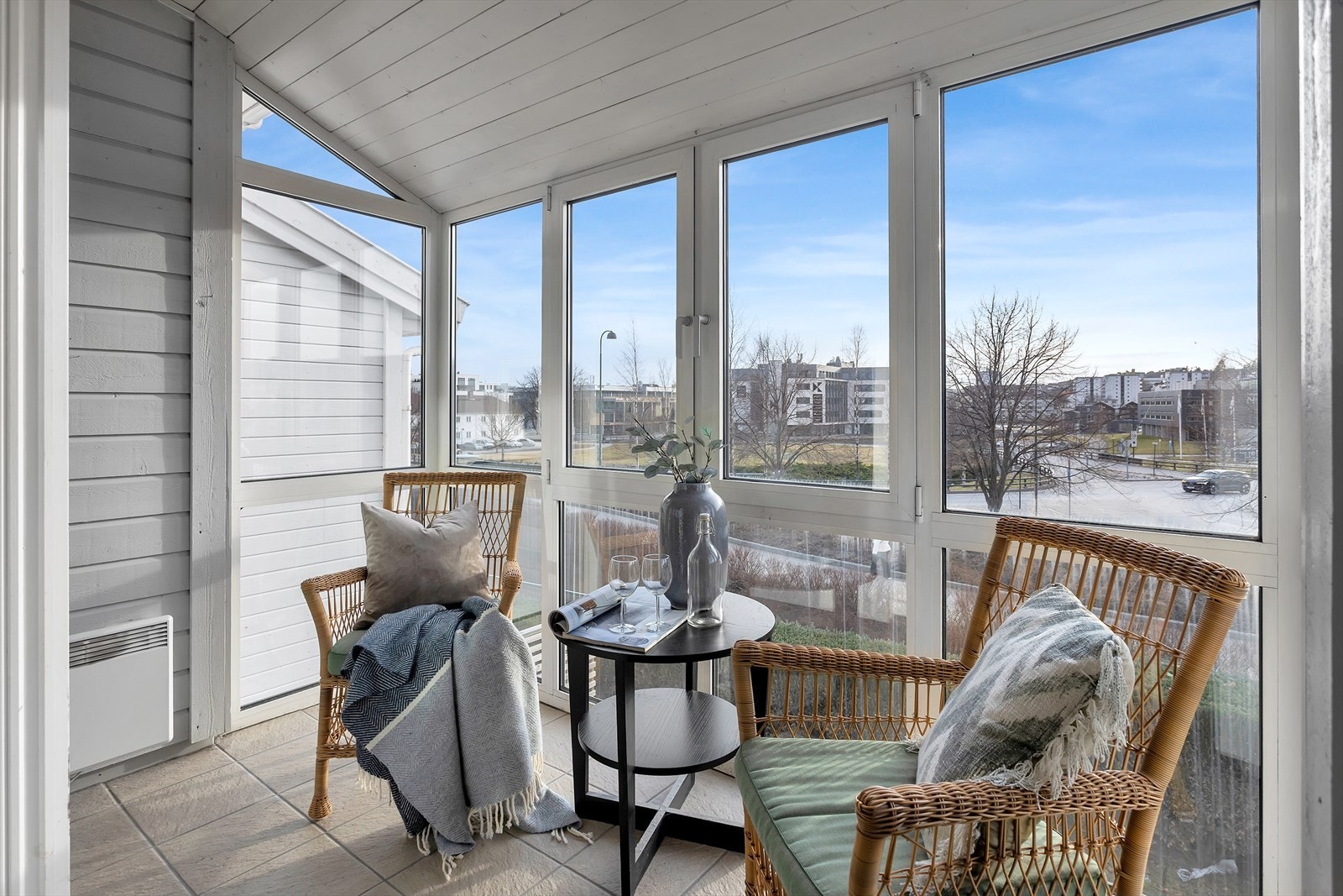 Solrik og vestvendt, innglasset balkong som fungerer som et naturlig samlingspunkt på lyse og varme sommerdager. Galleribilde