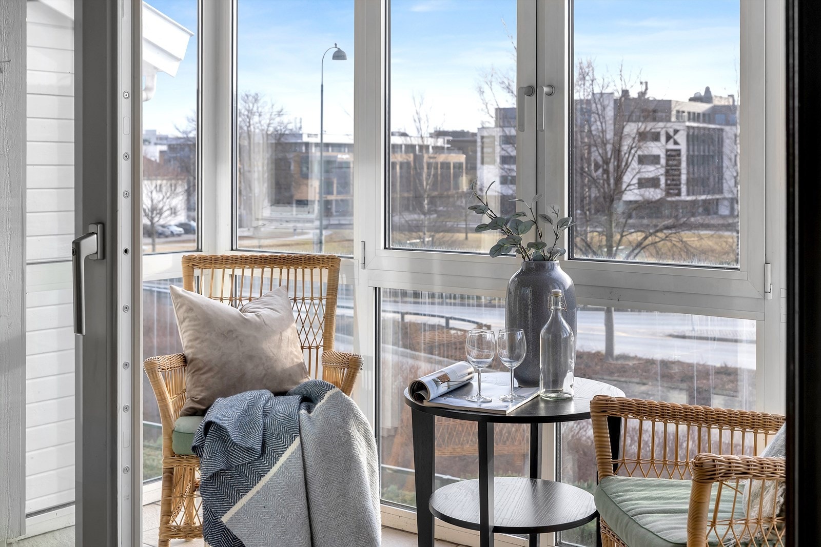 Skyvedøren tar deg ut til en solrik, innglasset balkong som fungerer som en naturlig forlengelse av stuen. Galleribilde