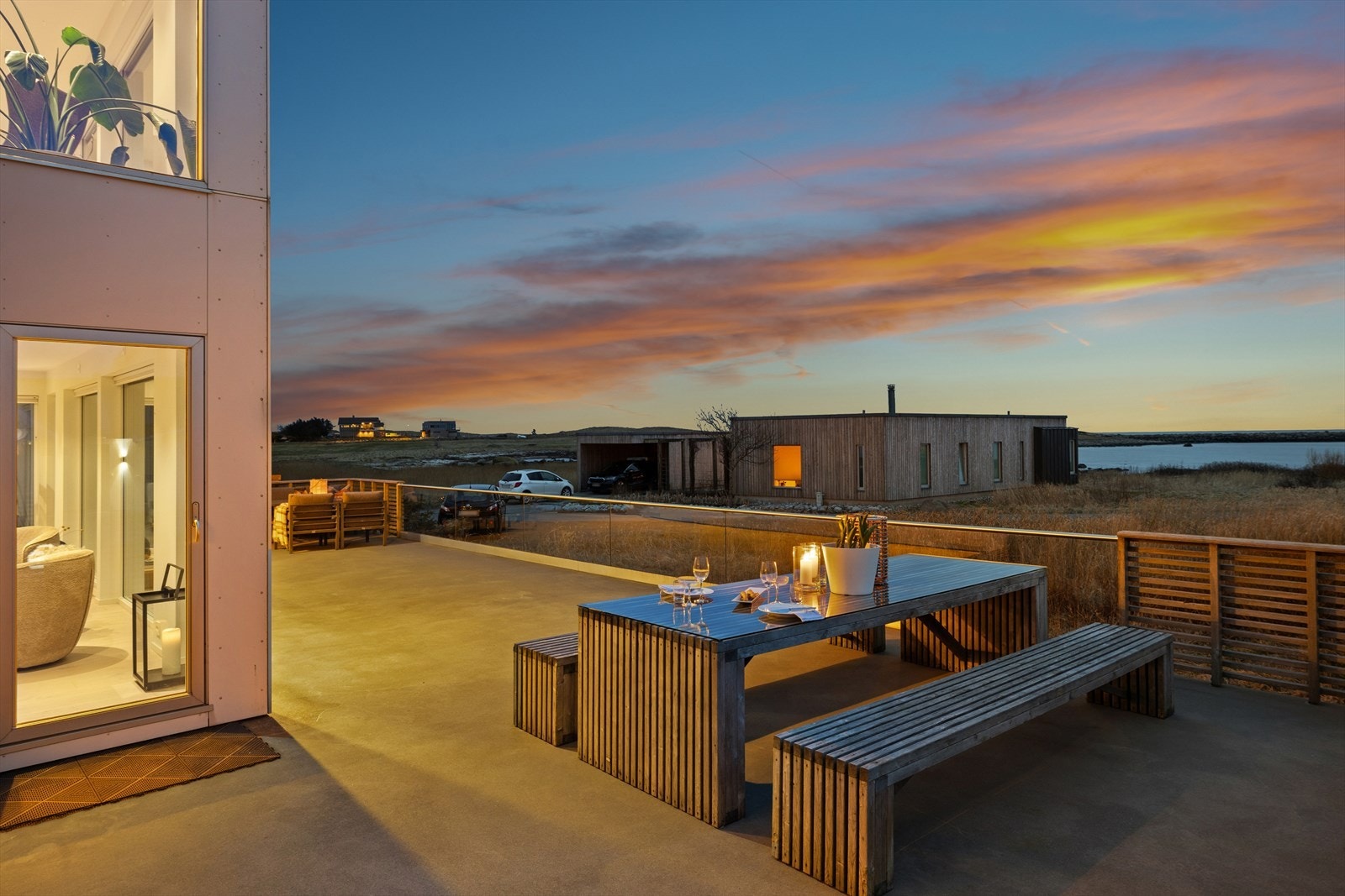 Eiendommen har en solrik tomt på ca. 1 mål og byr på nydelig utsikt samt flere romslige uteplasser som gir gode sol- og oppholdsmuligheter gjennom dagen. Galleribilde