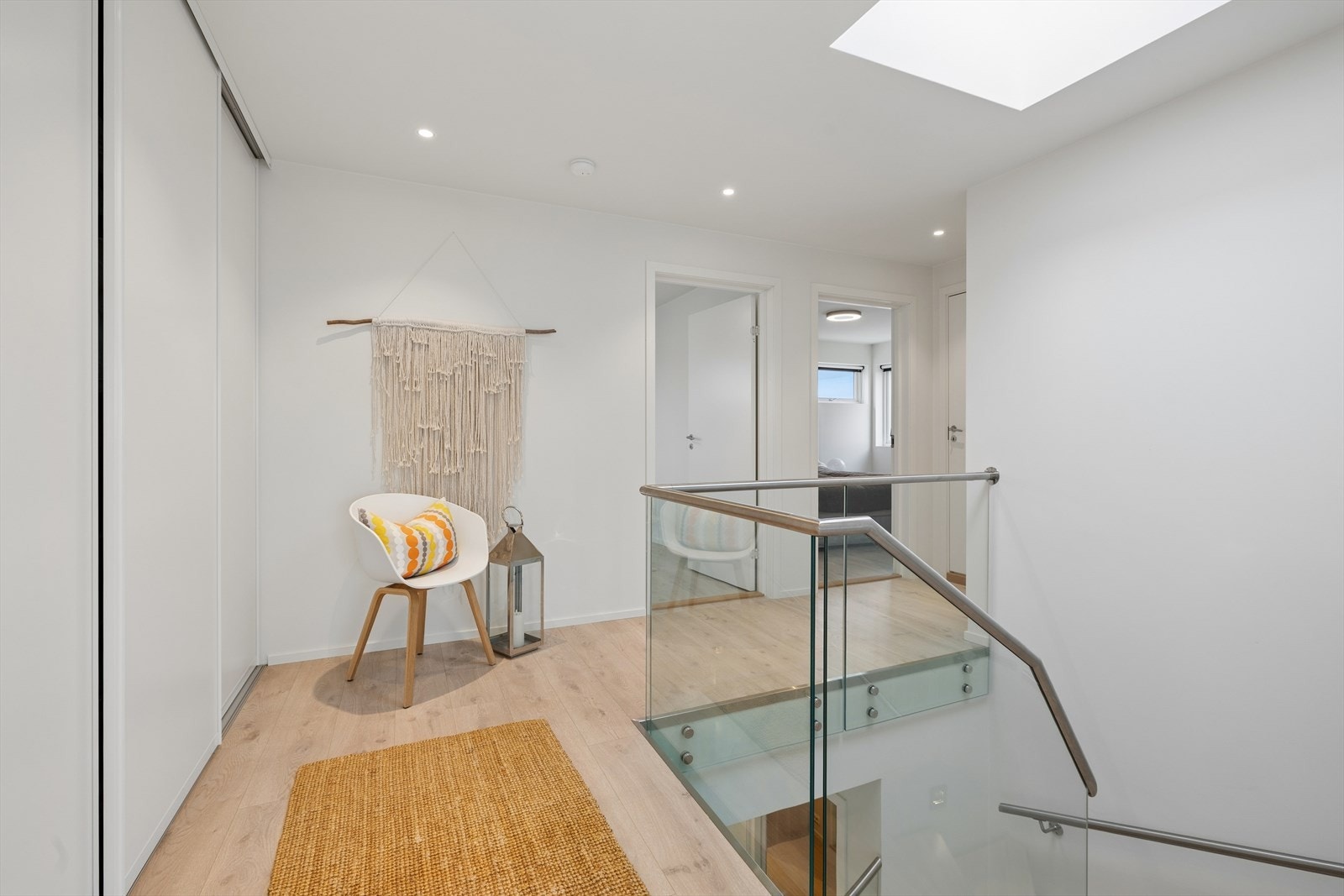 Praktiske Elfa skyvedørsgarderober i oppgangen i 2. etasje, supplert med takvindu for ekstra dagslys. Galleribilde