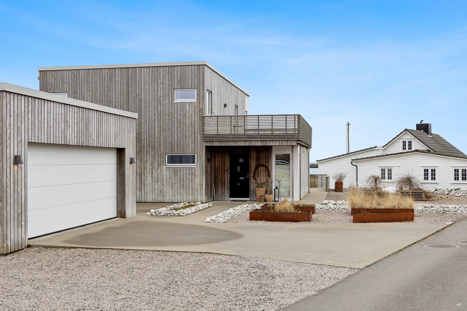 Boligen går over to etasjer og har en gjennomtenkt planløsning med blant annet to stuer, fire soverom, to bad, separat toalettrom og eget vaskerom. I tillegg medfølger dobbel garasje med elbillader. Galleribilde