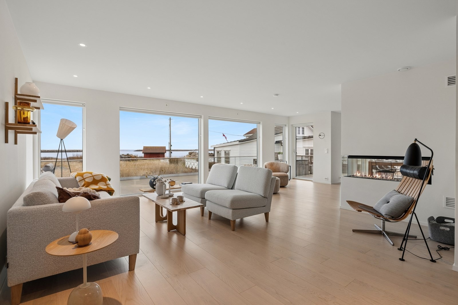 Boligen har gjennomgående parkett og downlights i tak. Galleribilde