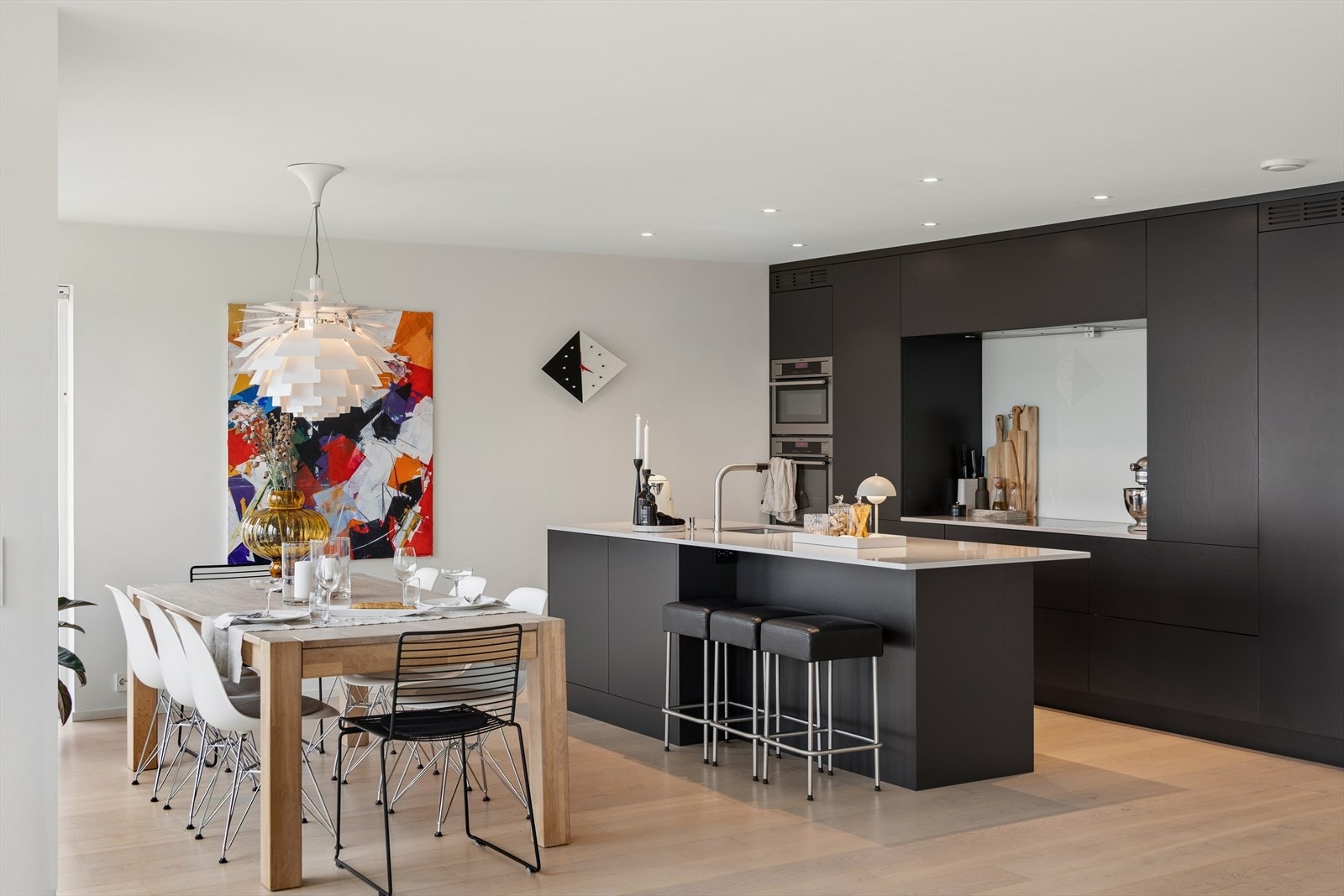 Påkostet kjøkken levert av Hamran i heltre eik og fremstår som et naturlig samlingspunkt i boligen, med solide materialvalg, benkeplate i granitt, underlimt vask og integrerte løsninger. Galleribilde