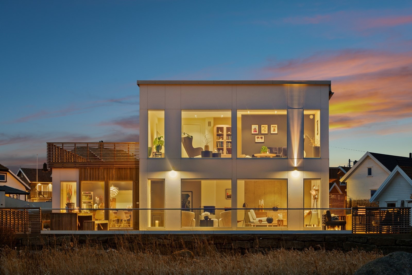 En påkostet og innholdsrik enebolig fra 2016 med attraktiv beliggenhet ved Tjørvehavn, kun få meter fra sjøkanten. Galleribilde