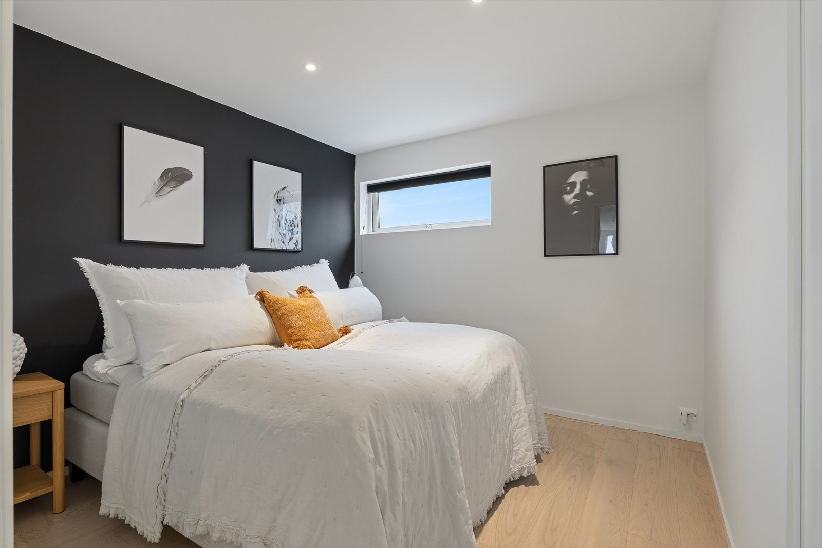 Hovedsoverom i behagelige fargetoner, med tilhørende walk-in garderobe og eget bad. Galleribilde