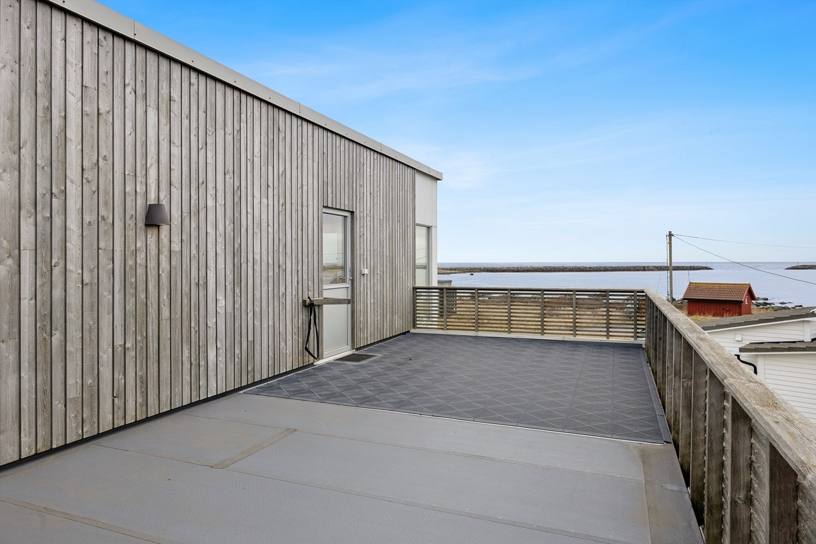 Fra stuen er det utgang til en stor, solrik altan med nydelig sjøutsikt og svært gode solforhold. Galleribilde