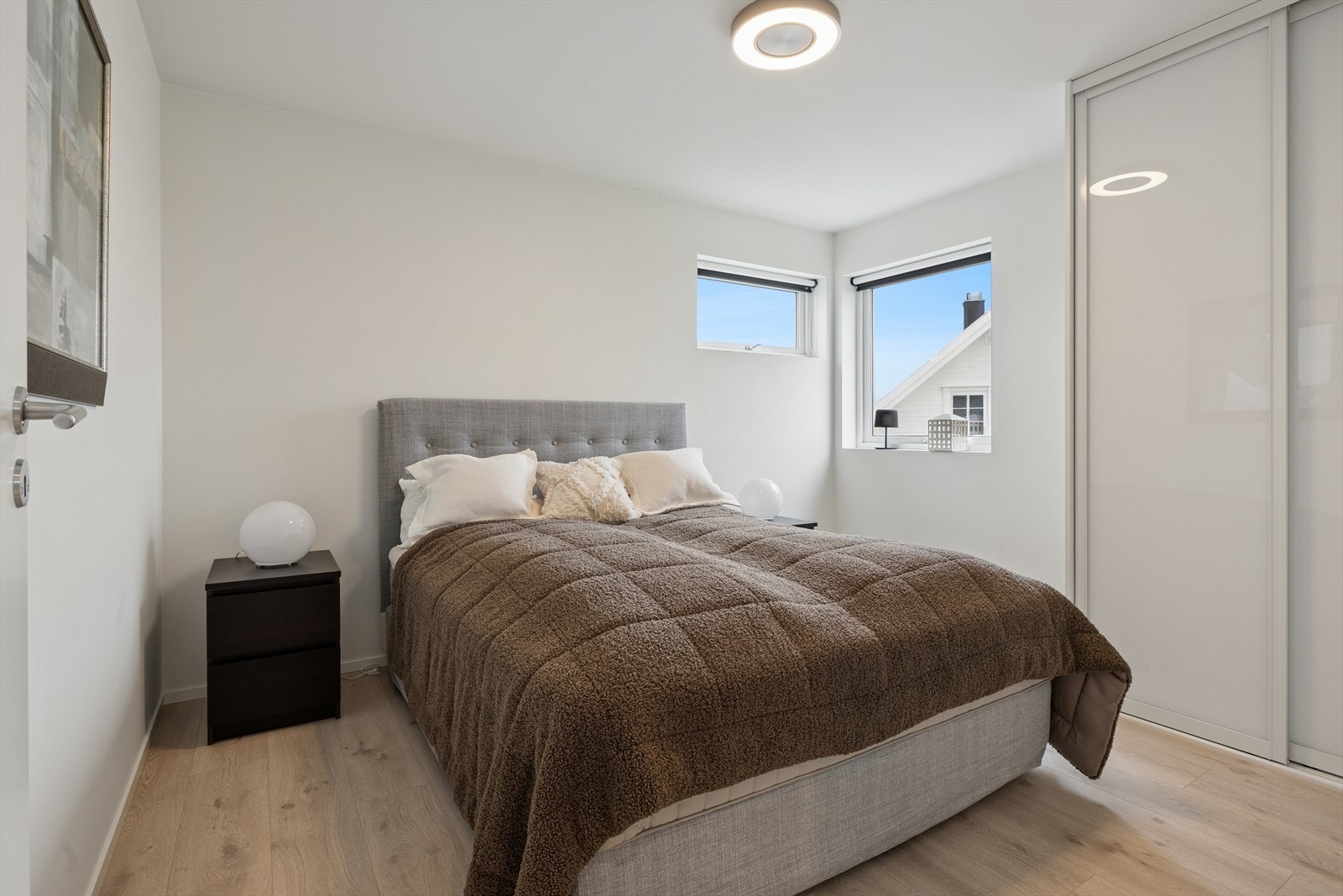 Romslig soverom i 2. etasje med Elfa skyvedørsgarderobe. Galleribilde