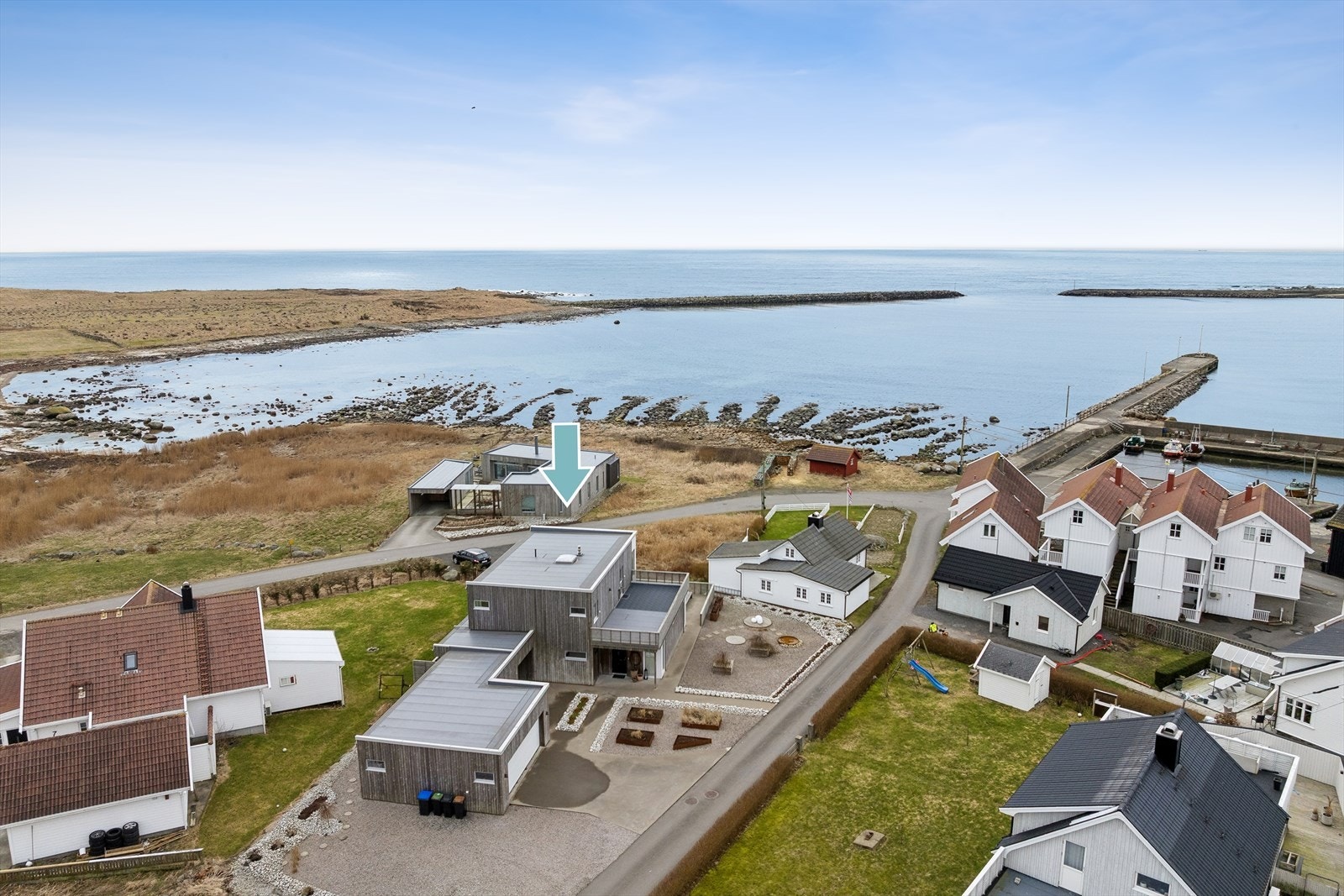 Eiendommen ligger i et veletablert og barnevennlig boligområde med rolige, naturskjønne omgivelser ved Nordhasselvika, som er omtalt av The Guardian som en av Europas skjulte strandperler. Galleribilde
