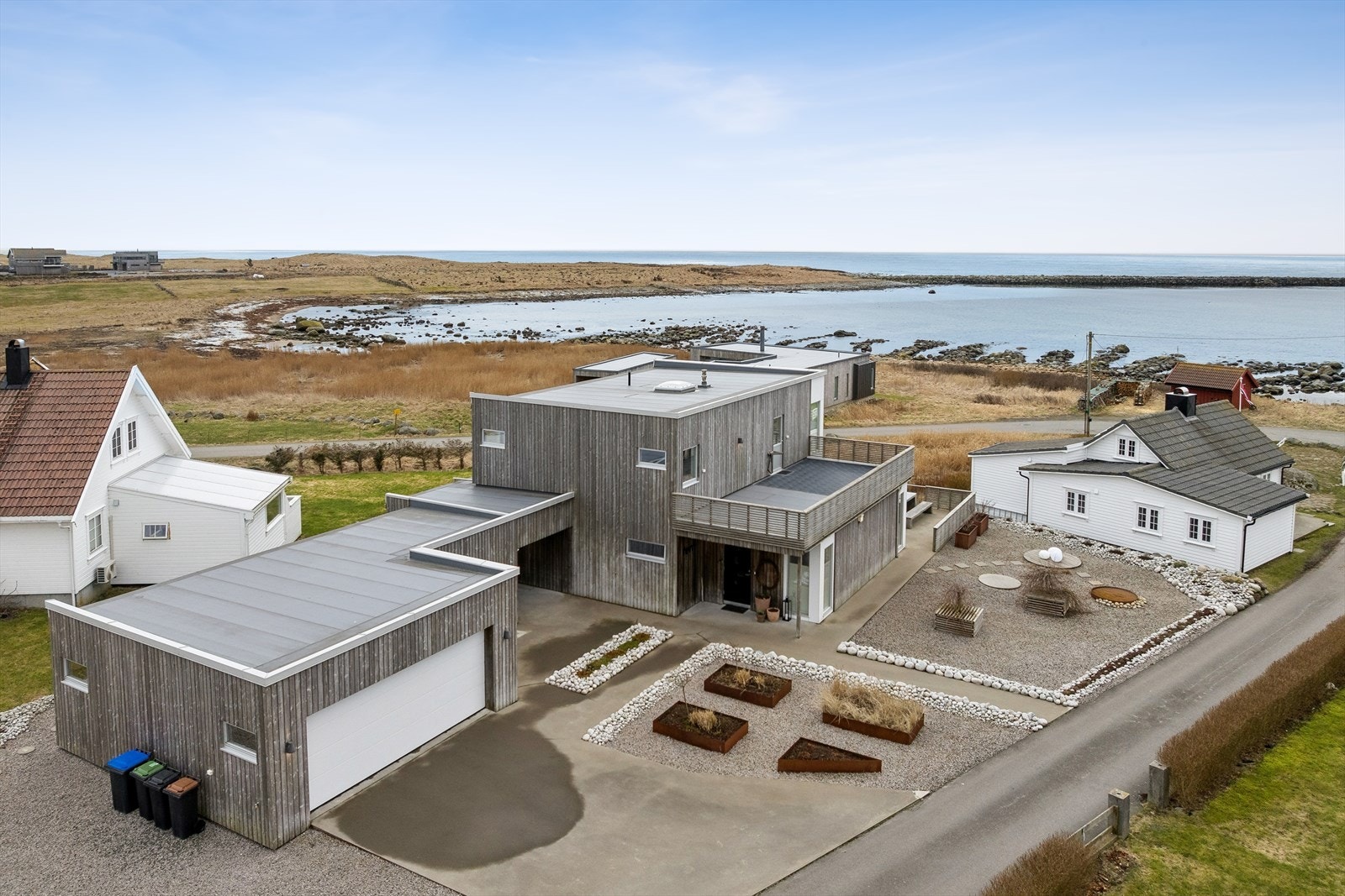 Boligen er godt tilrettelagt, både innendørs og utendørs, for en komfortabel hverdag - også i et langsiktig perspektiv. Med alle daglige bruksrom samlet på ett plan i 1. etasje, er det enkelt å bo her uten behov for trapper. Galleribilde