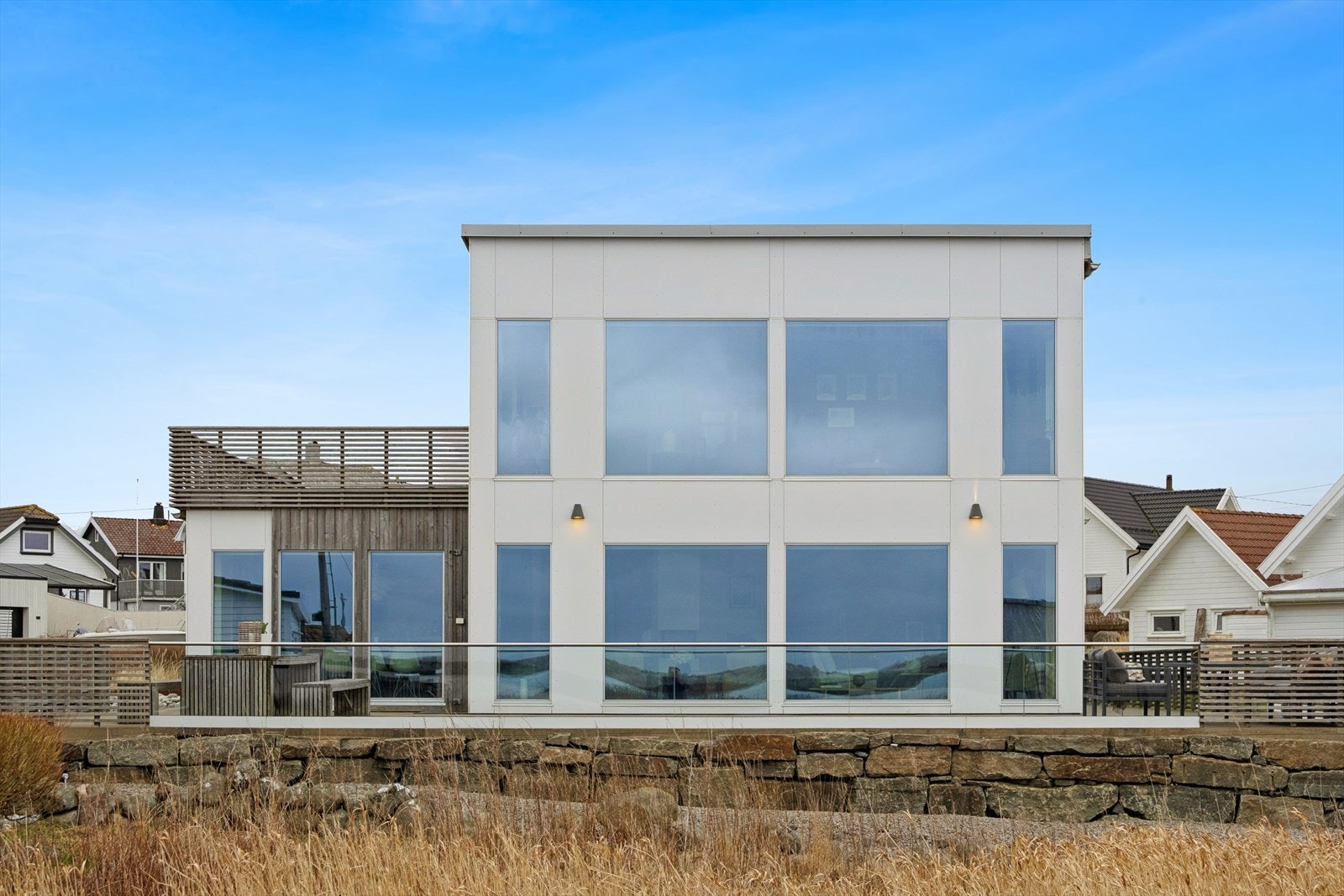 En sjelden mulighet på vakre Lista - gjennomført høy standard, sol fra morgen til kveld og attraktiv beliggenhet like ved sjøen i naturskjønne omgivelser. Galleribilde