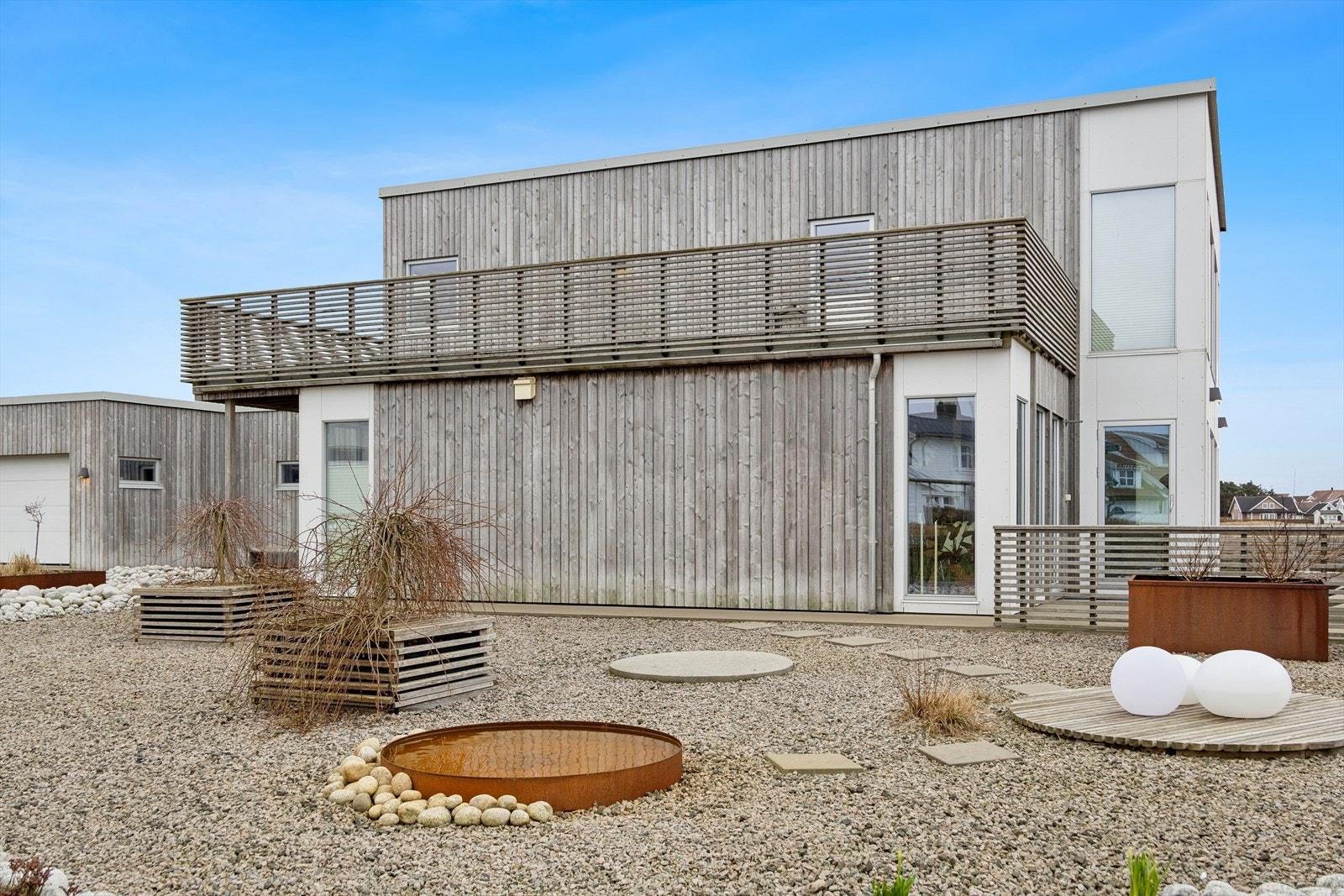 Fasaden er kledd i lerk - et slitesterkt og vedlikeholdsvennlig materiale som eldes vakkert. Galleribilde