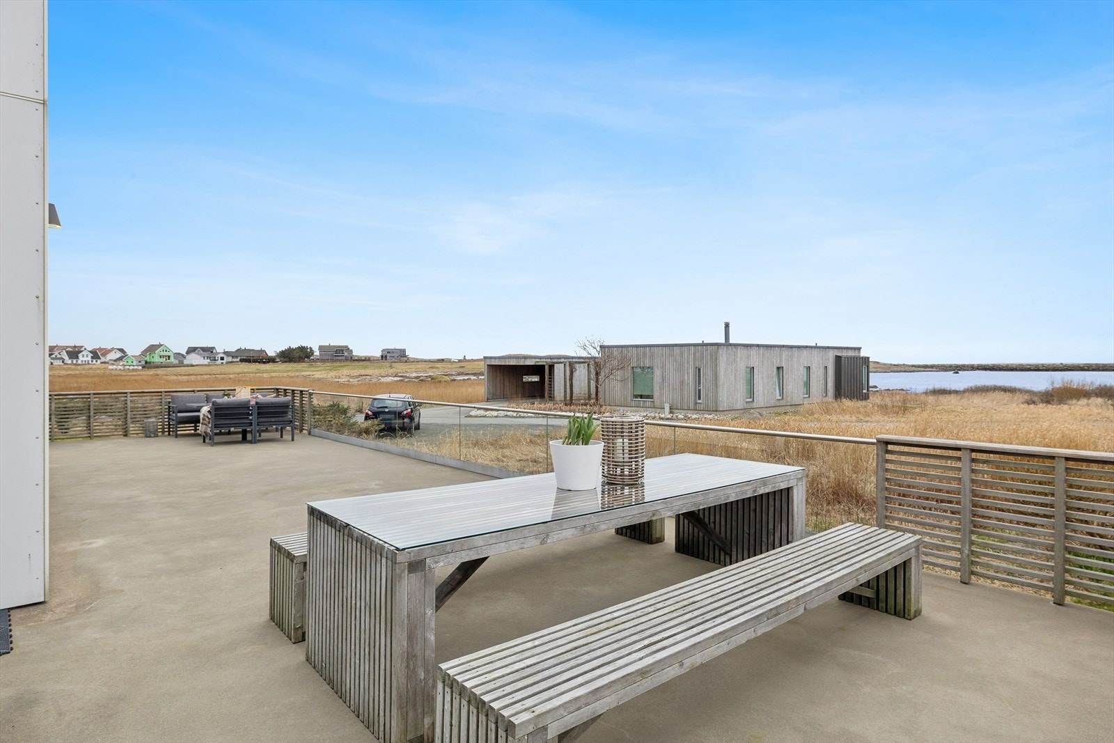 Eiendommen byr på flere solrike uteplasser med tiltalende sjøutsikt. Galleribilde