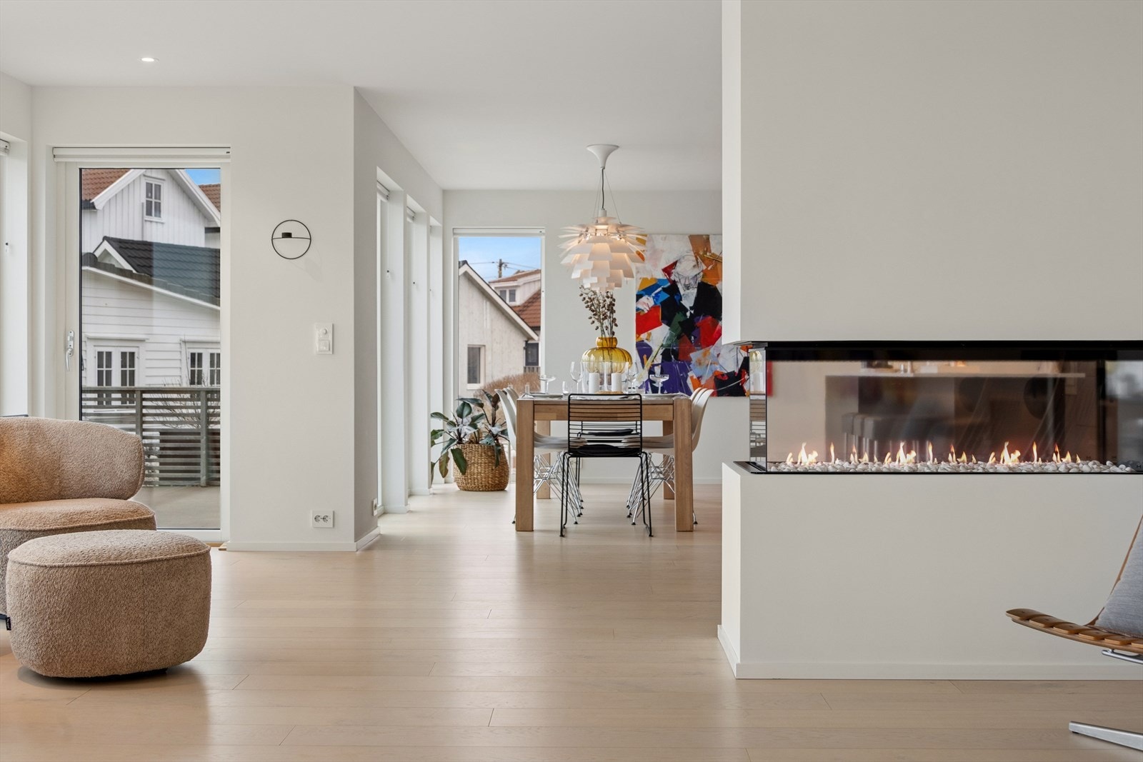 Moderne, innebygd gasspeis i minimalistisk design. Galleribilde