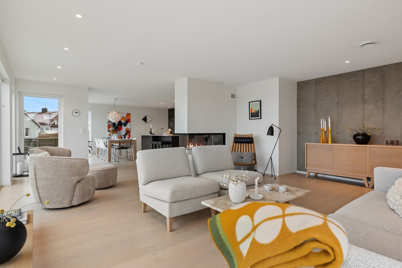 Varmekabler i gulv i hele 1. etasje, med unntak av soverom. Galleribilde