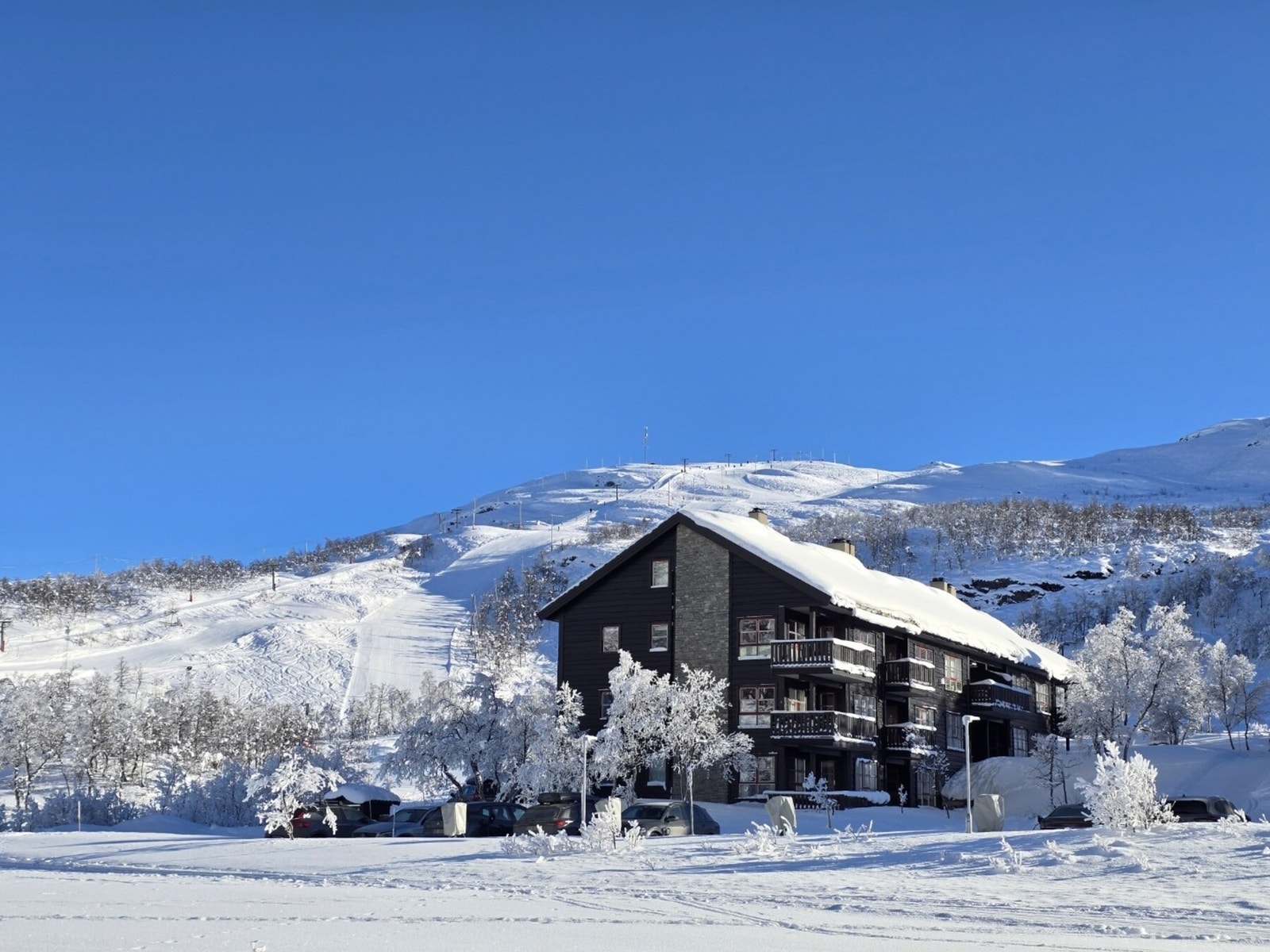 Vi har gleden av å presentere Børrenøsvegen 32 leil 1, en eiendom presentert av EIE Fjellmegleren! Galleribilde