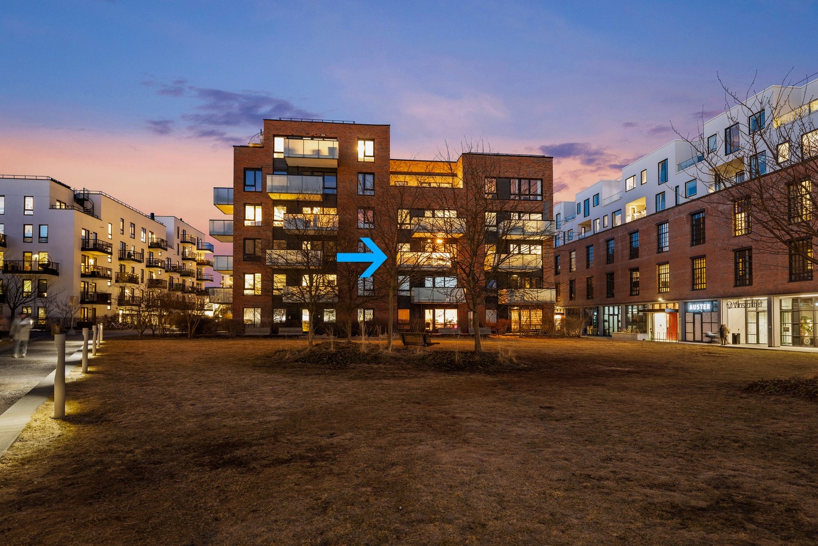 Fasade, leiligheten ligger i midterste rad i byggets 3. etasje. Galleribilde