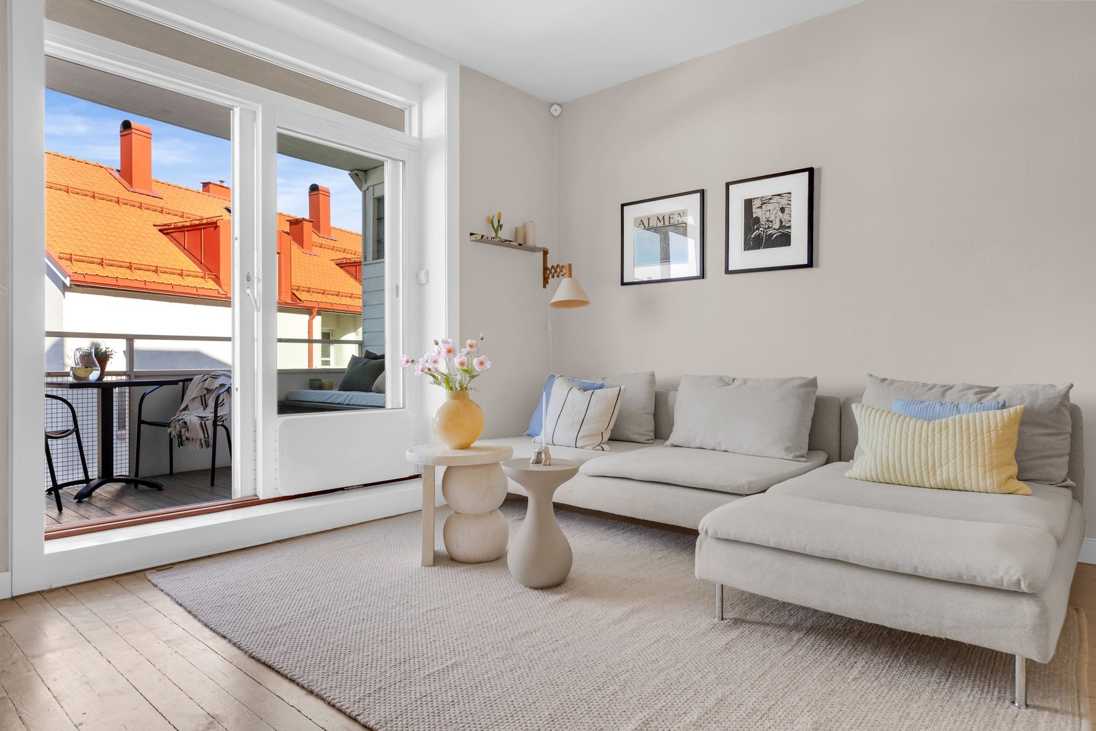 Stuen har god plass til både sofagruppe og spiseplass. Galleribilde