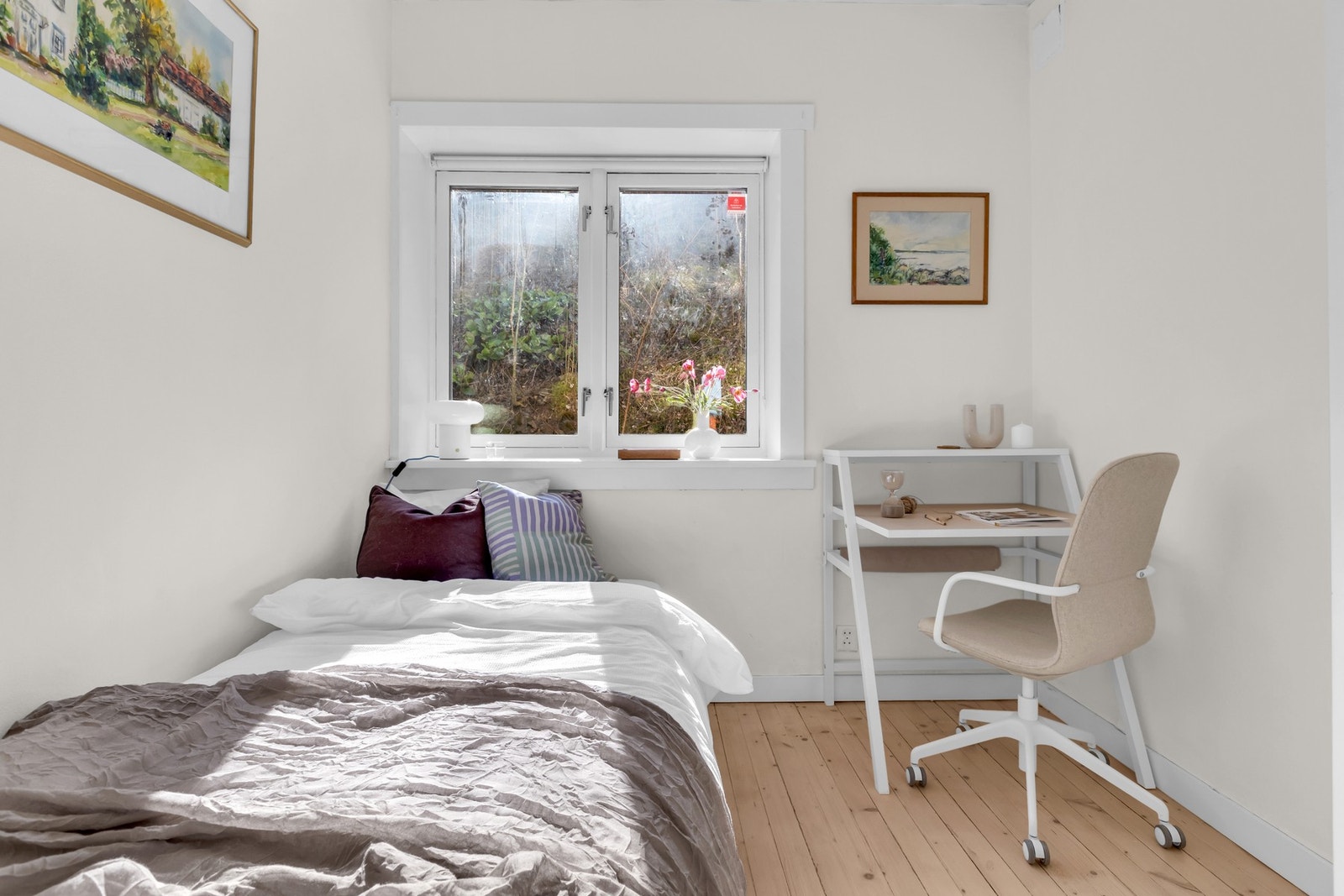 Begge soverommene ligger ut mot baksiden av bygget uten innsyn fra annen bebyggelse. Galleribilde