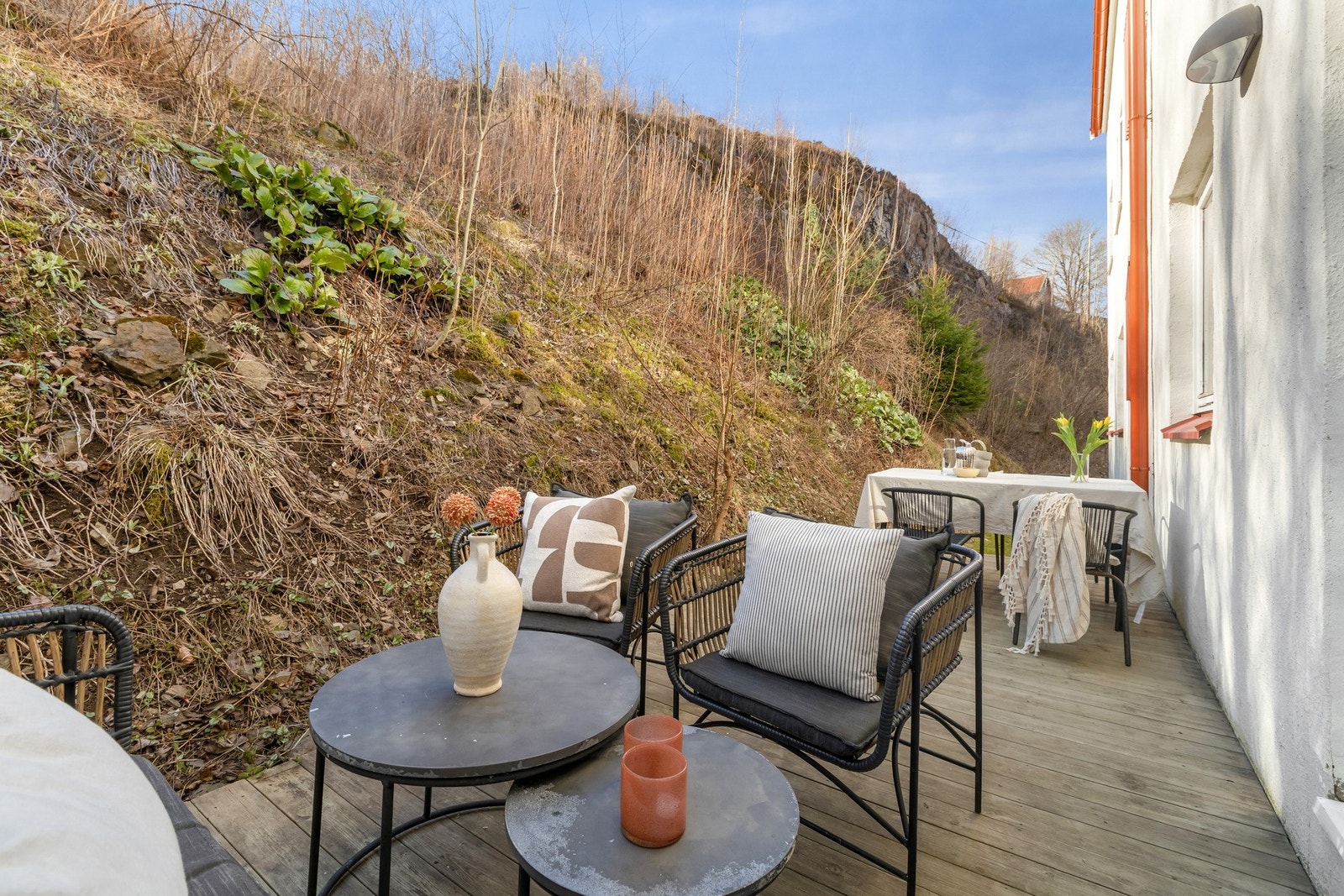 Skjermet markterrasse på baksiden med direkte utgang fra hovedsoverommet. (se salgsoppgave) Galleribilde