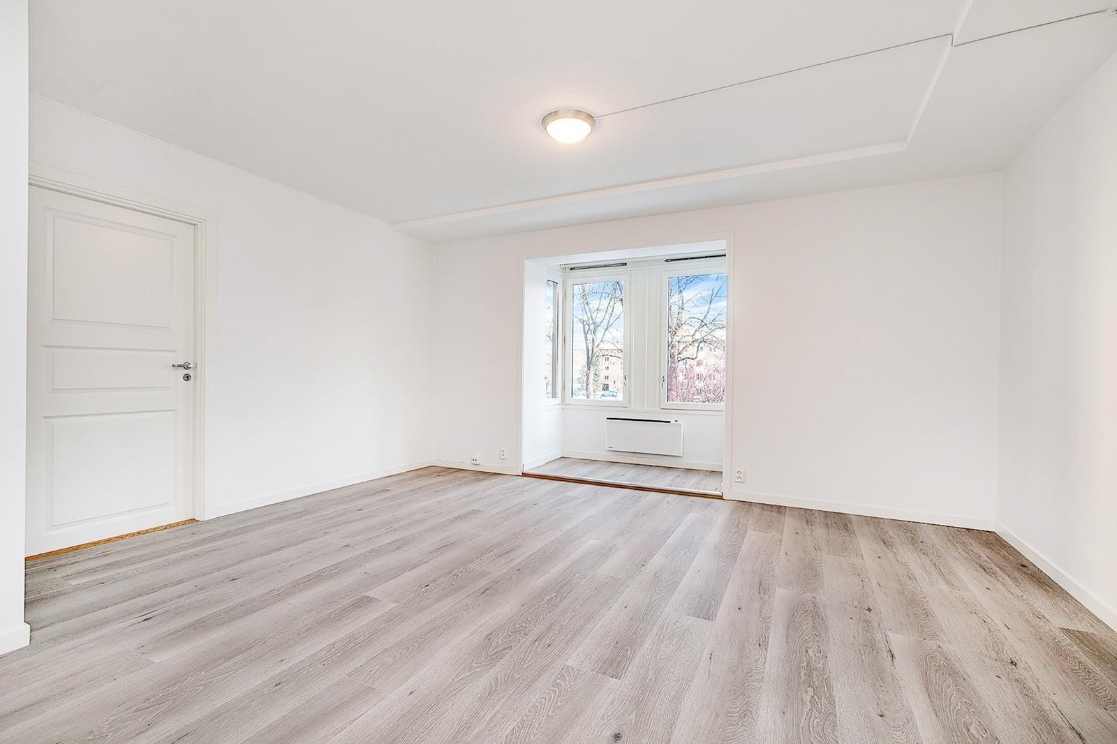 Stor og lys stue hvor det er enkelt å møblere Galleribilde
