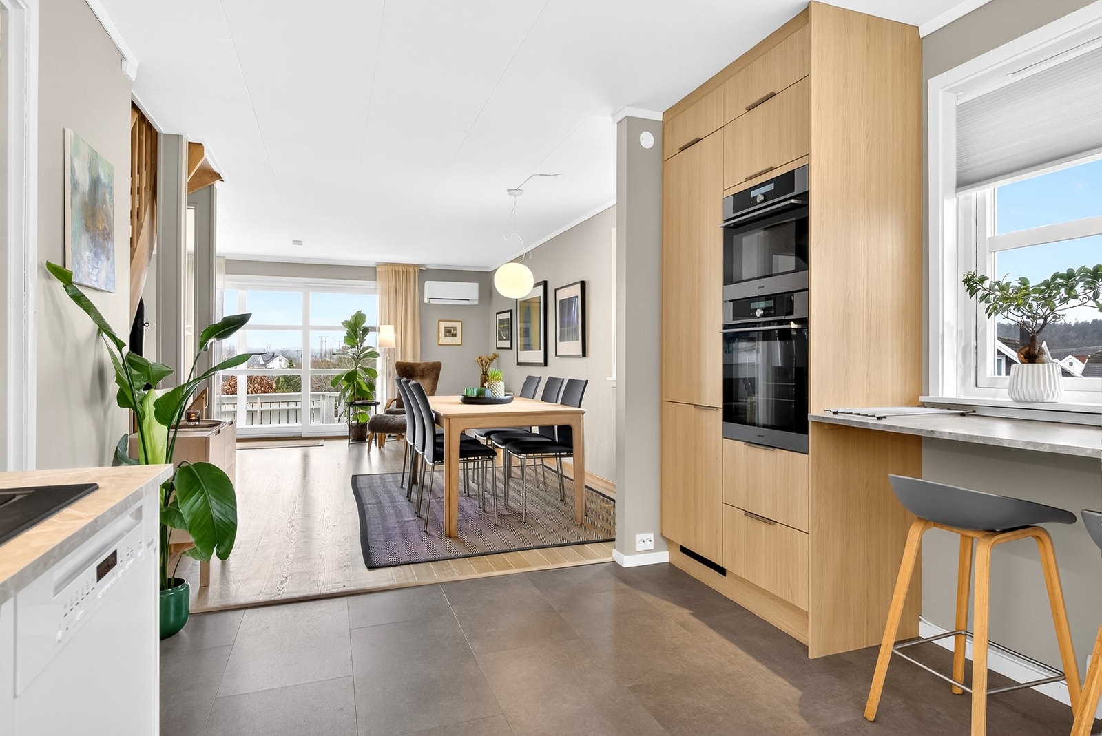 Kjøkkenet har en praktisk utforming med gode arbeidsflater Galleribilde