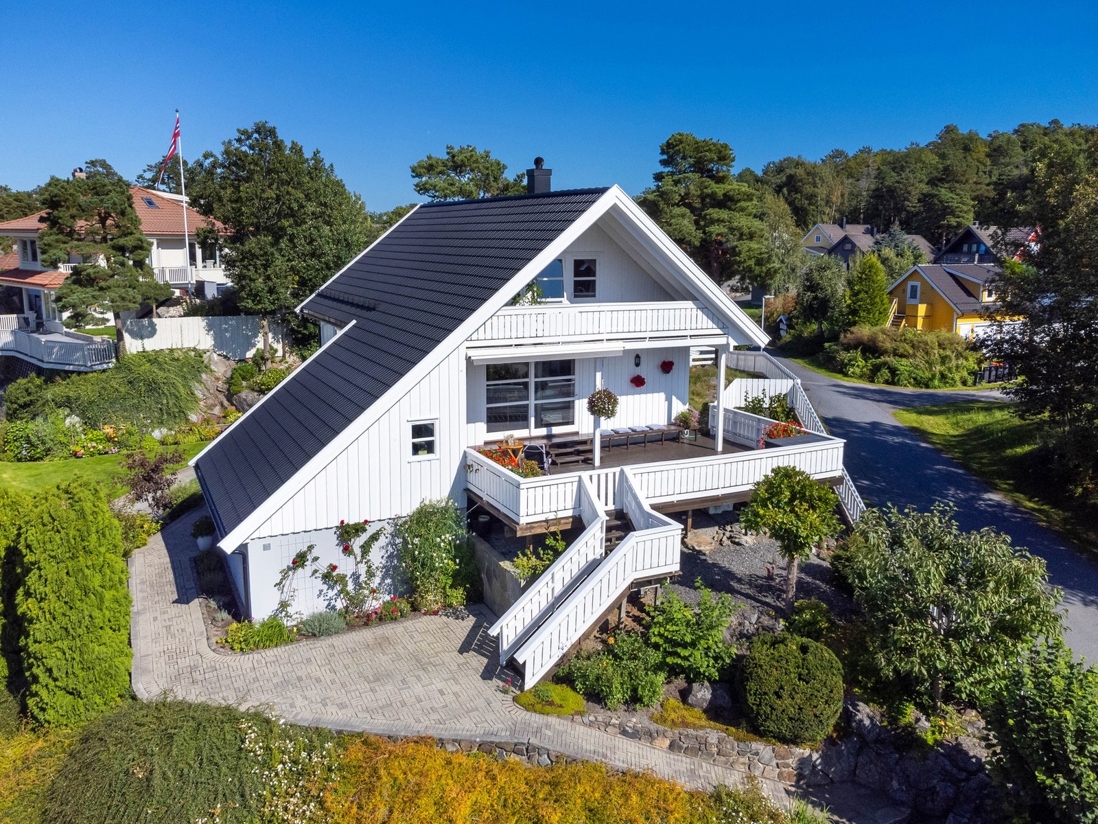 Eiendommen har et innbydende uttrykk med pent opparbeidede uteområder Galleribilde