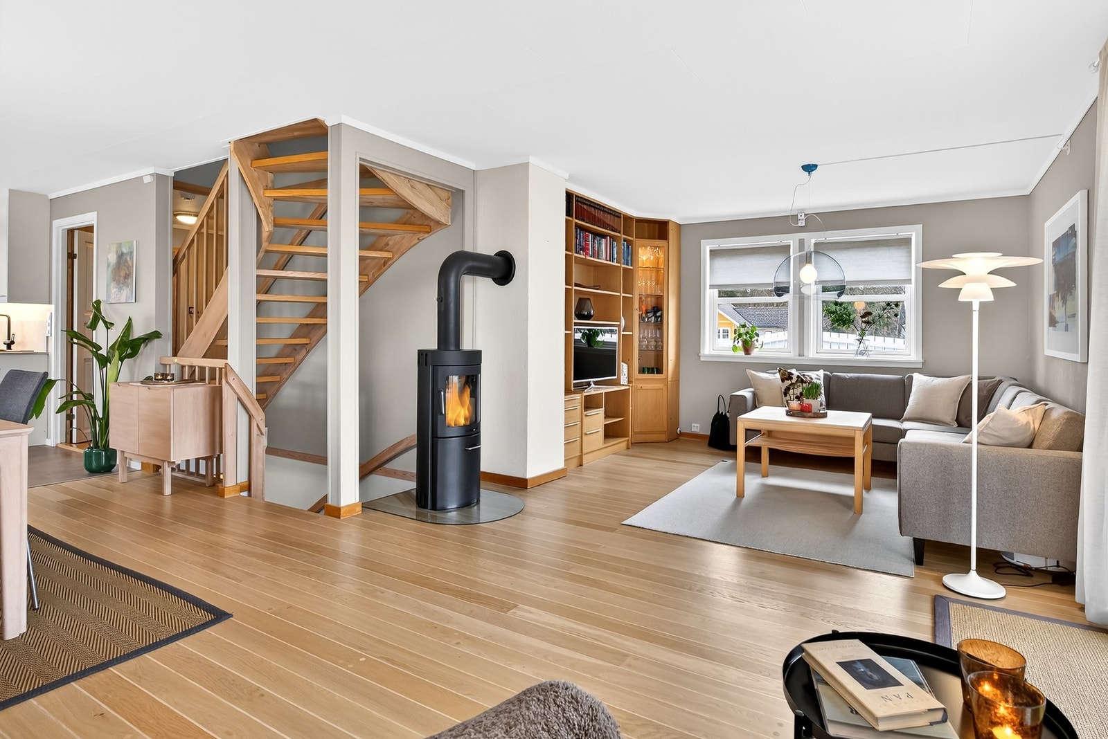 Åpen og sosial stue med god plass til både sofagruppe og spiseplass Galleribilde