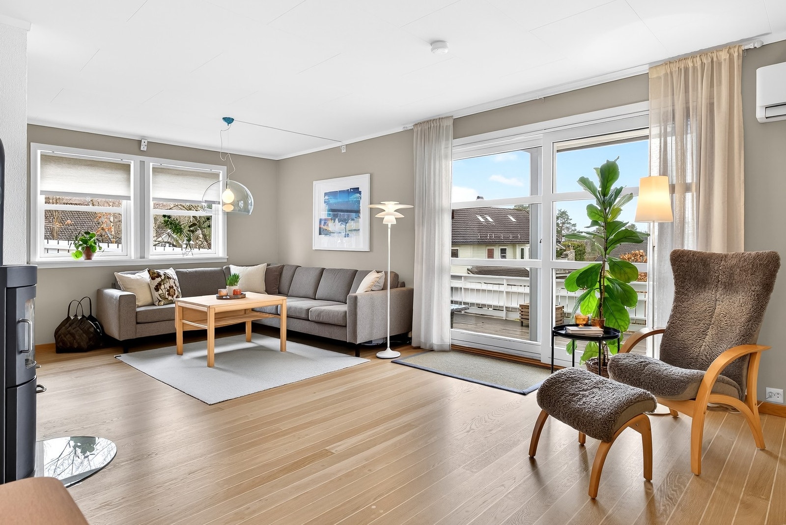 Lys og romslig stue med store vindusflater. Gulvene er nylig slipt samt overflater malt. Galleribilde