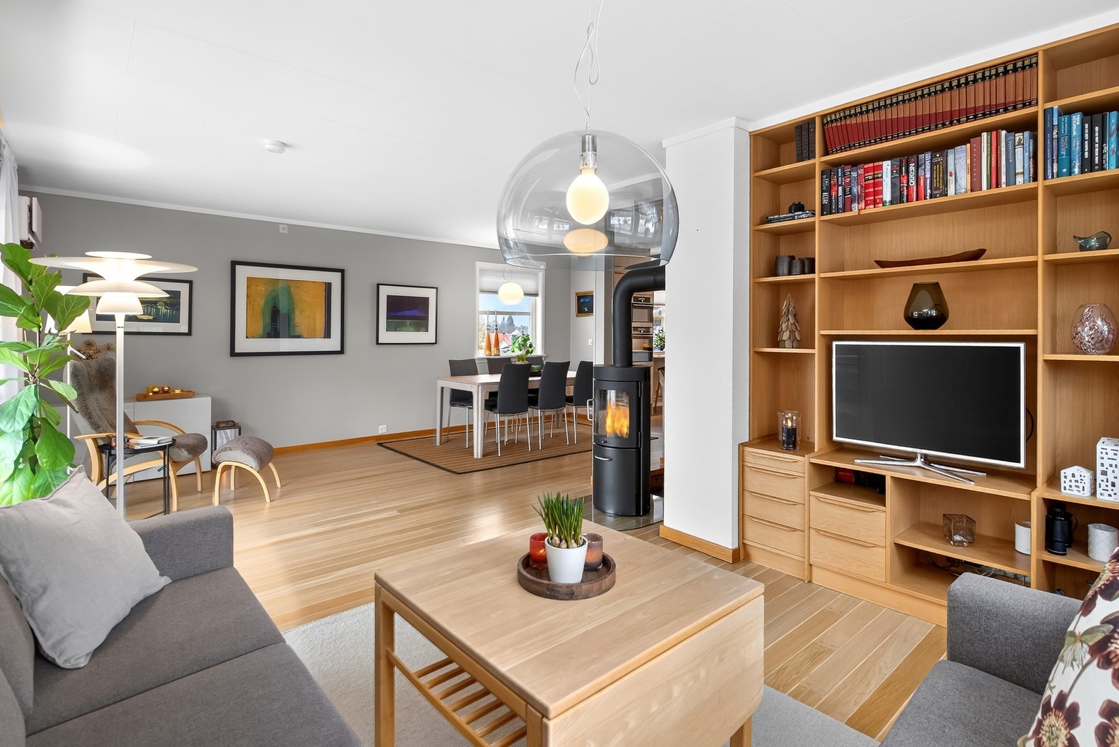 Innbydende oppholdsrom med gjennomgående god standard. Varmepumpe ble montert i 2024. Galleribilde