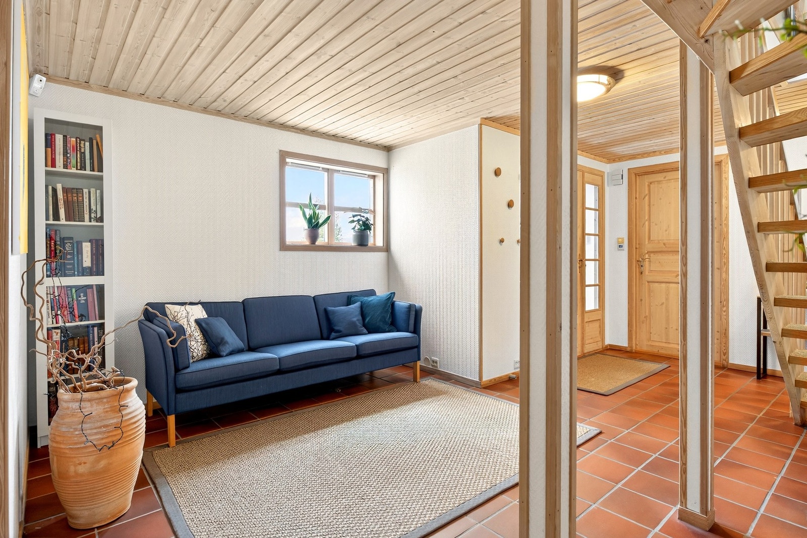 Romslig hall med plass til sittegruppe Galleribilde