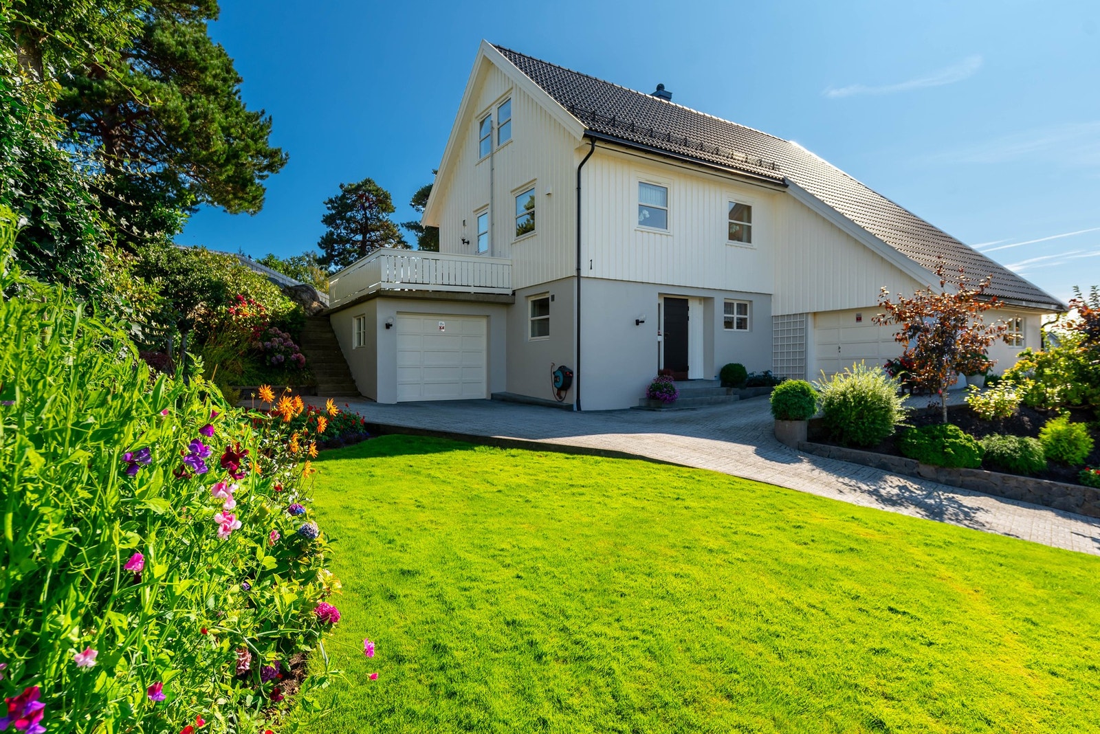 Boligen har to garasjeplasser, hvorav den ene har direkte adkomst fra boligen. Galleribilde