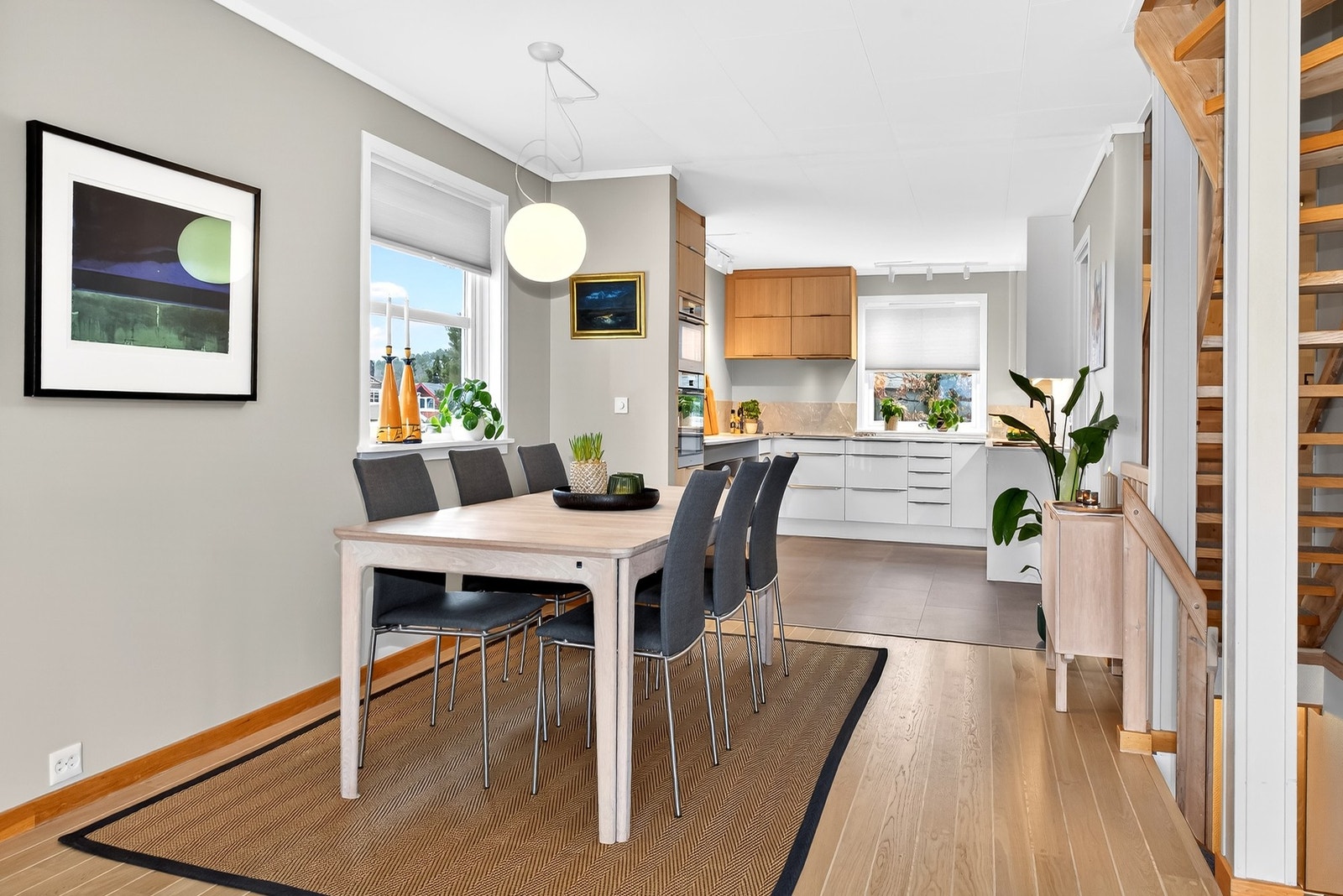 Kjøkkenet ble i 2025 åpnet opp samt oppgradert med noe nye fronter, vask m/tapwell kran, benkeplate, gulv og ny kjøkkenvifte. Galleribilde