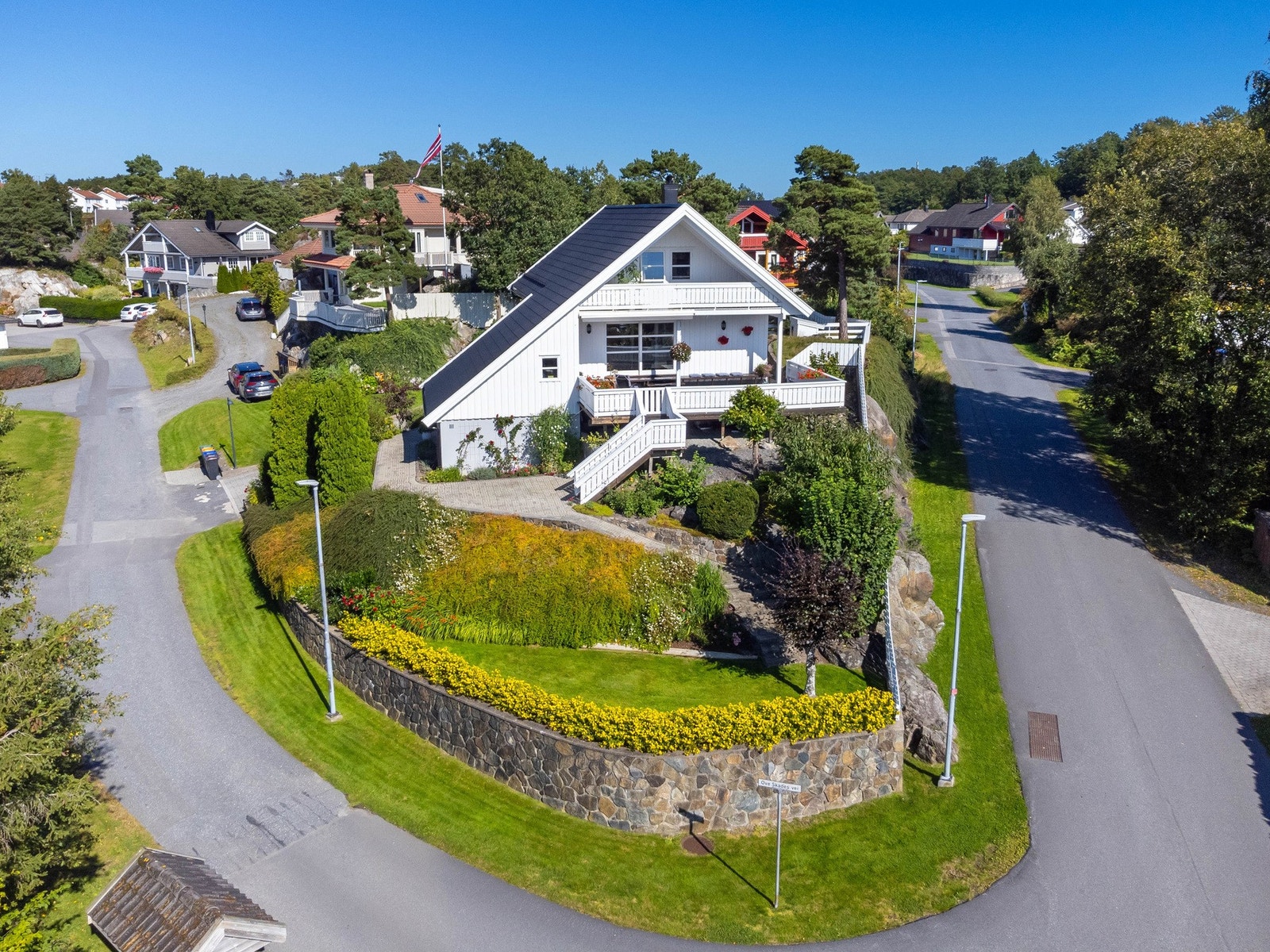 Velkommen til Ove Skades vei 1 - Presentert av Adrian Hamre Evensen v/Meglerhuset & Partners Arendal! Galleribilde