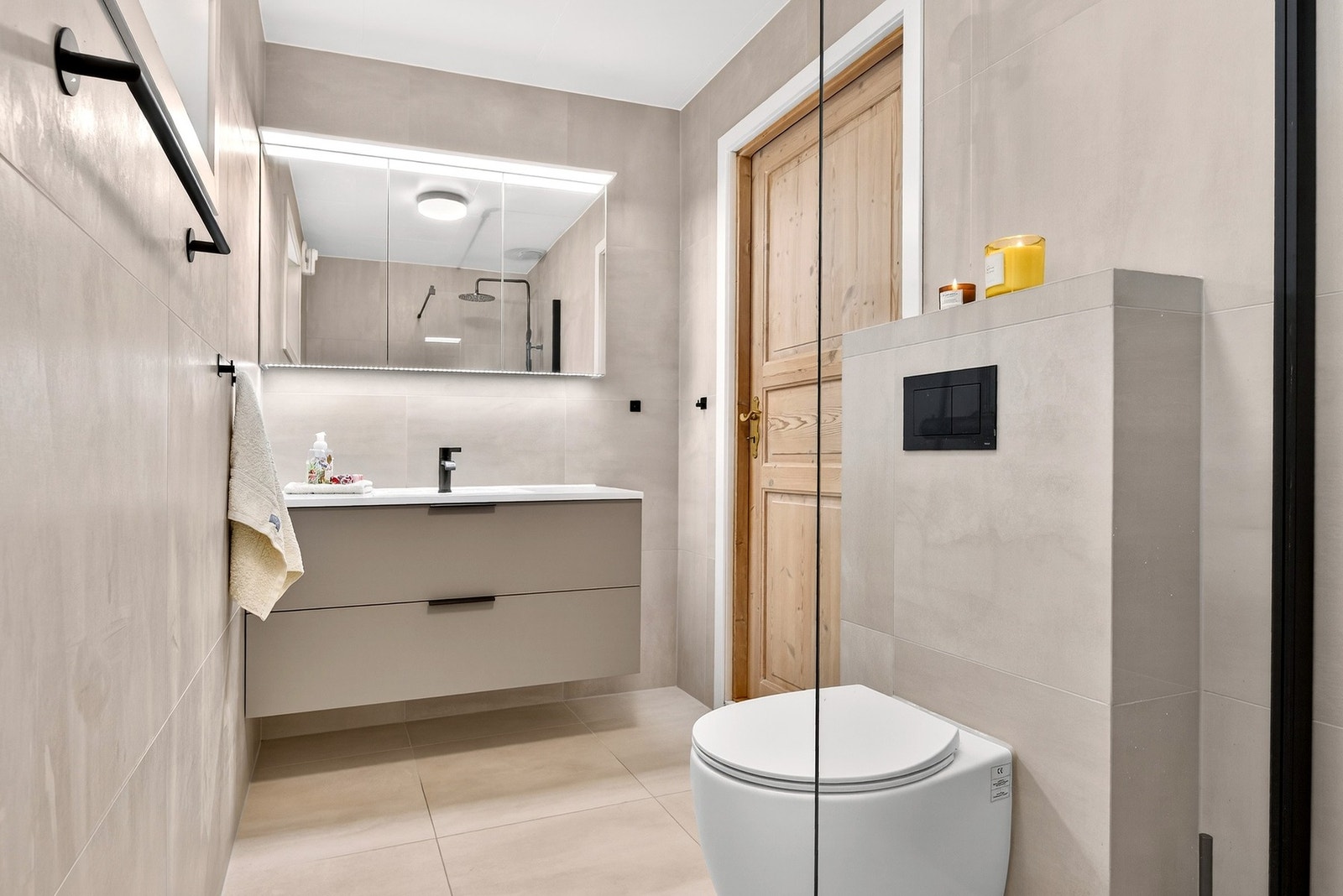 Badet er plassert i boligens 2. etasje. Badet har tapwell kraner og er helfliset. Galleribilde